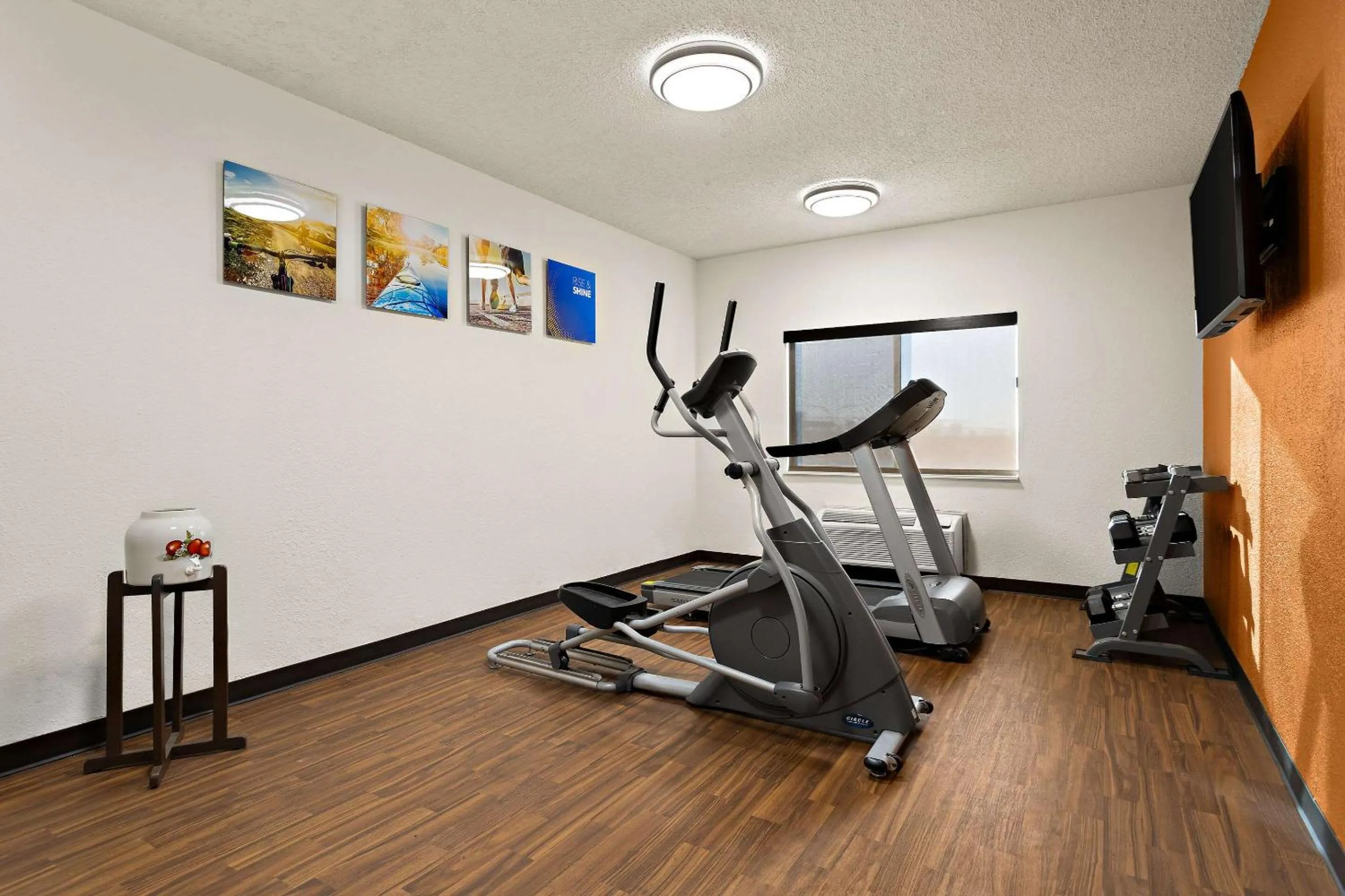 Fitness centre/facilities in Comfort Suites University