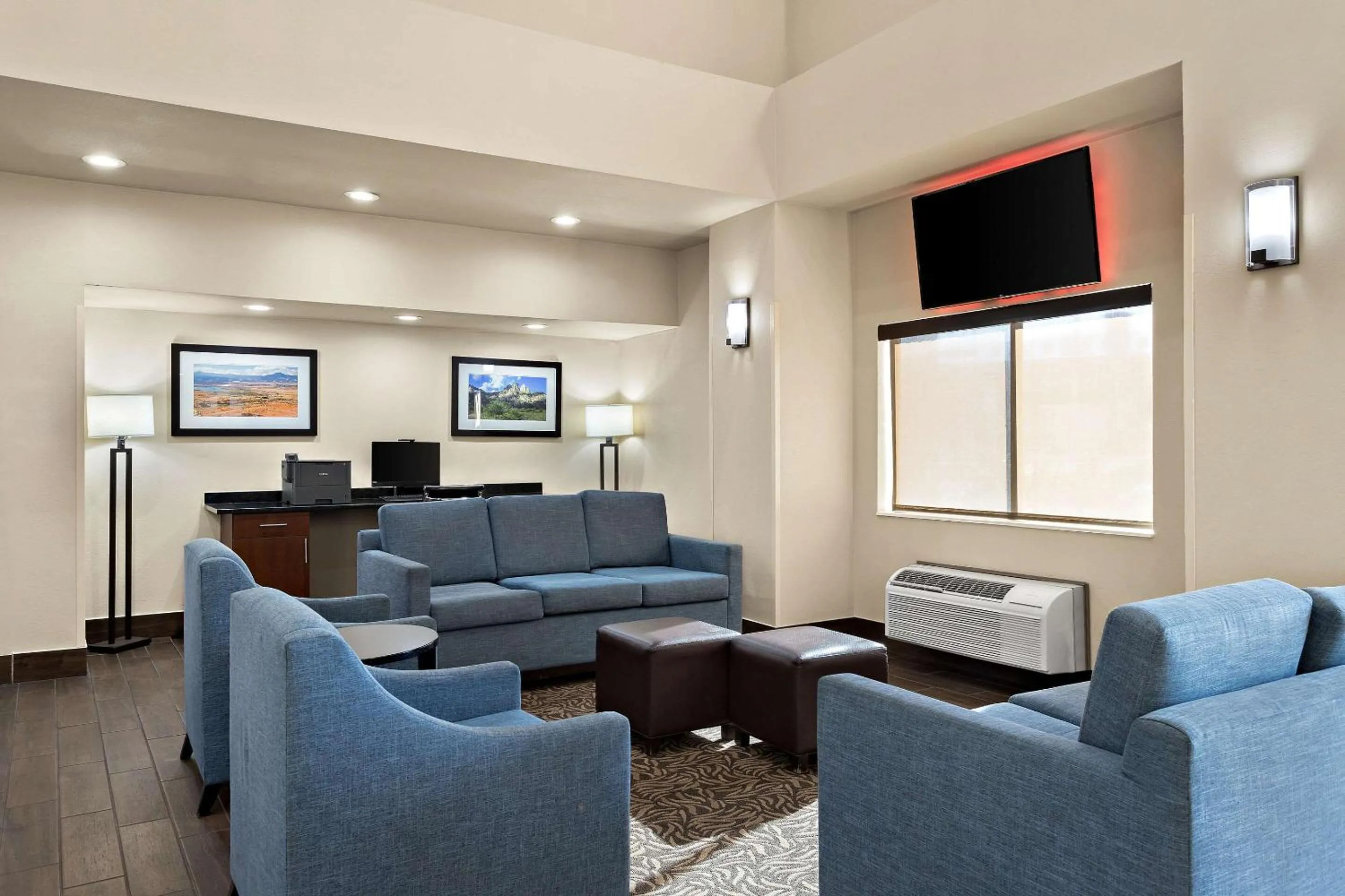 Lobby or reception in Comfort Suites University
