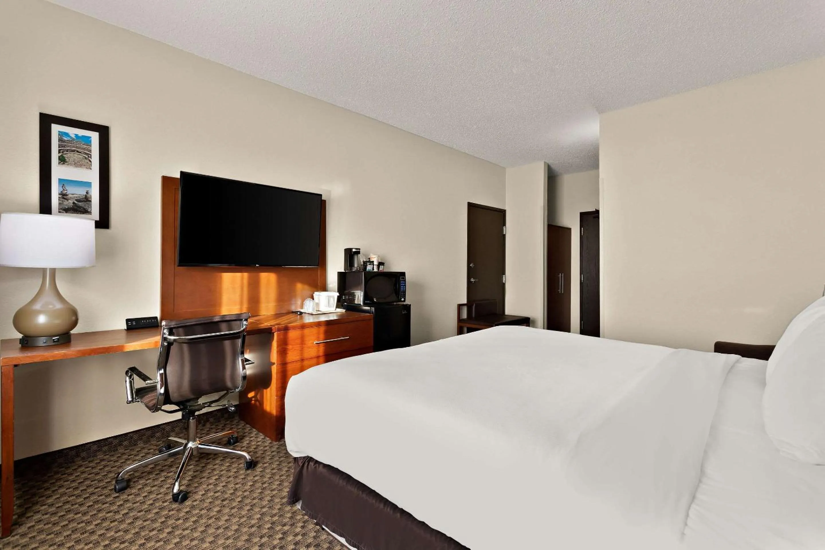 Bedroom, Bed in Comfort Suites University