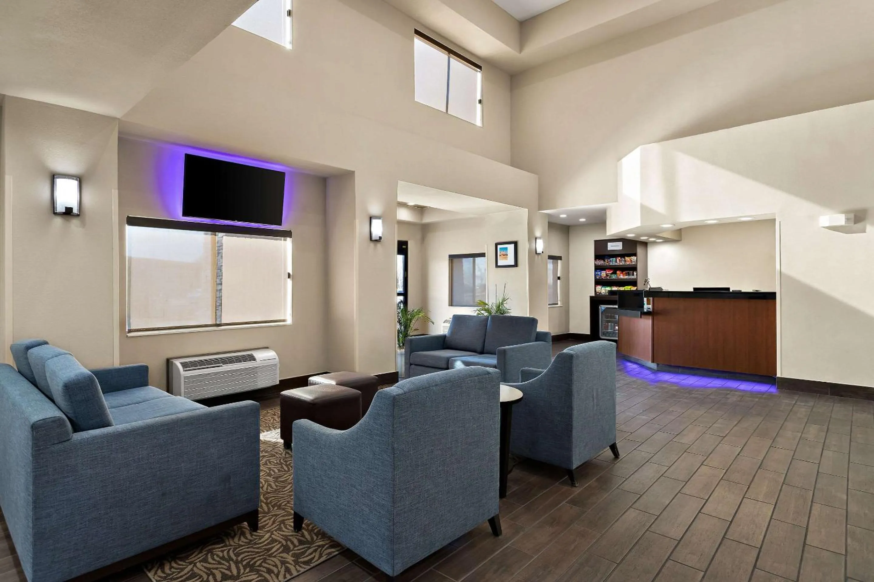 Lobby or reception in Comfort Suites University