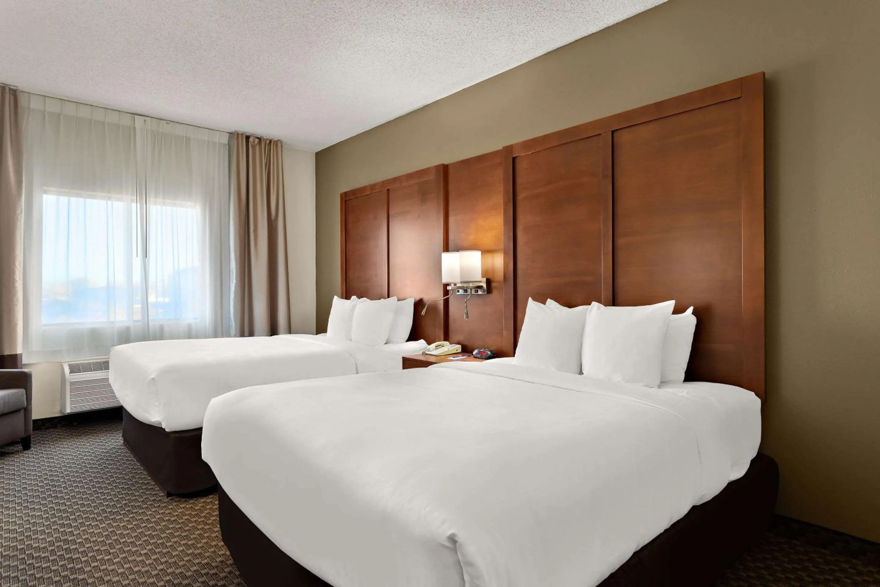 Bedroom, Bed in Comfort Suites University