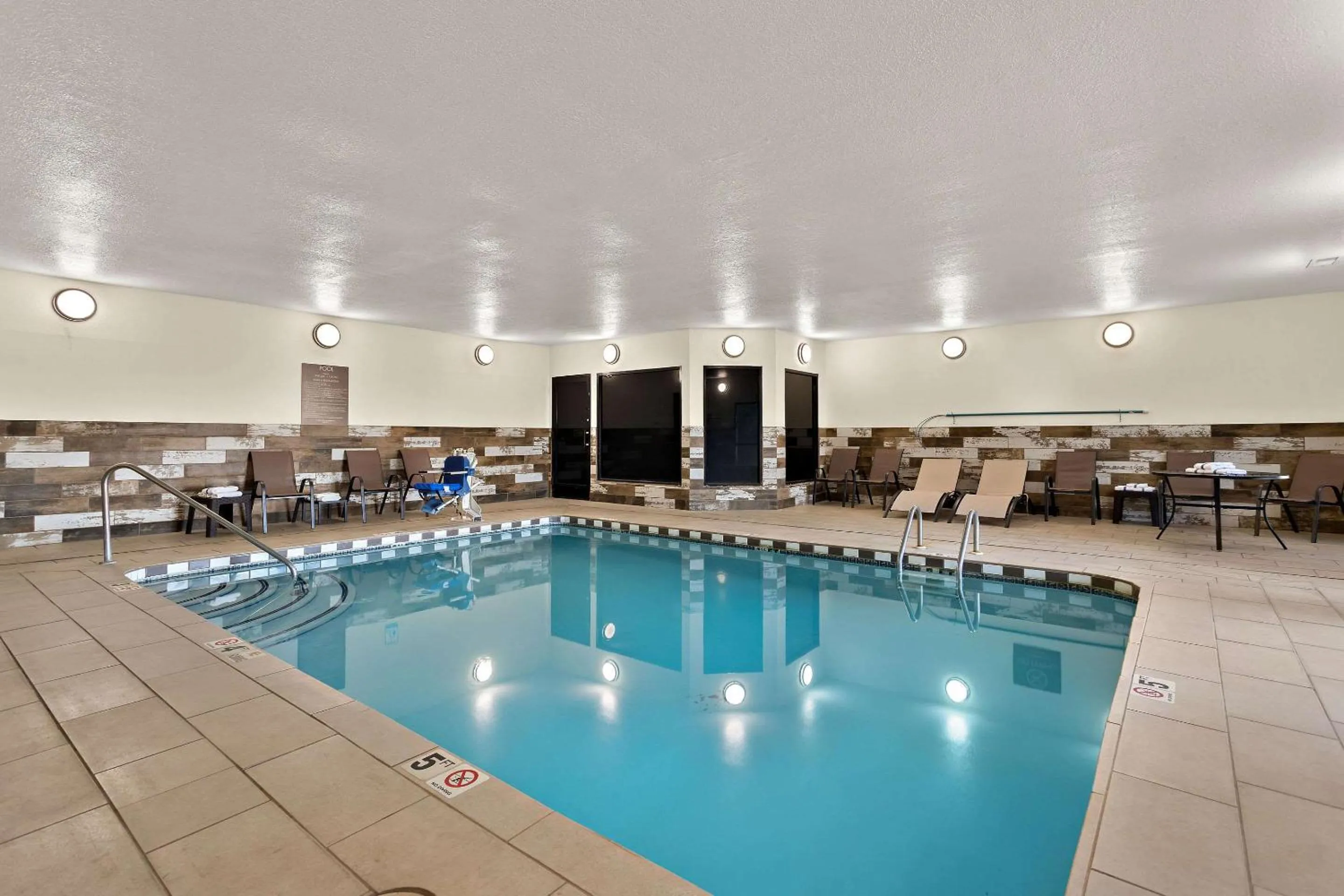 Swimming pool in Comfort Suites University