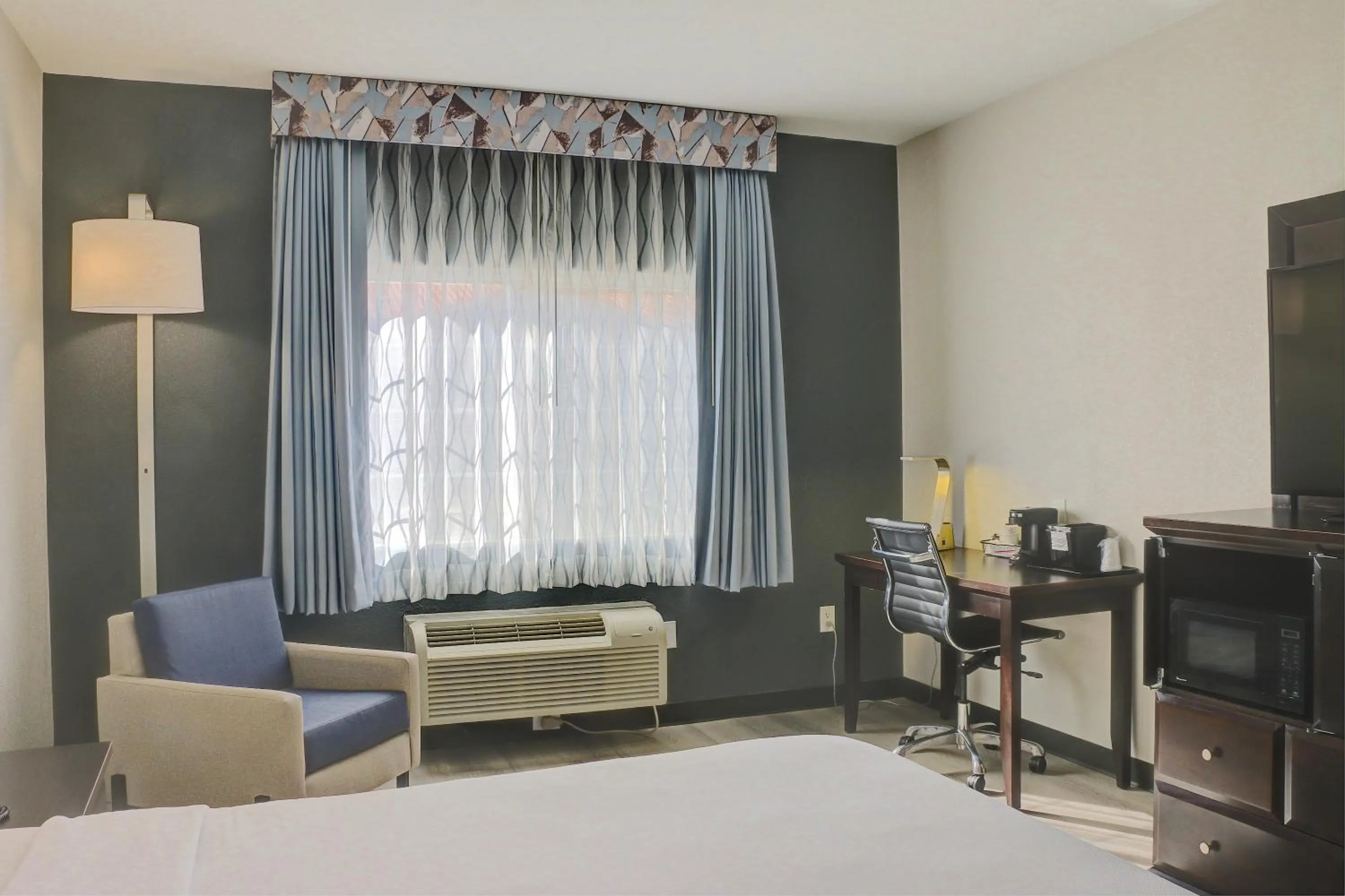 Bed in Quality Inn & Suites Roswell North