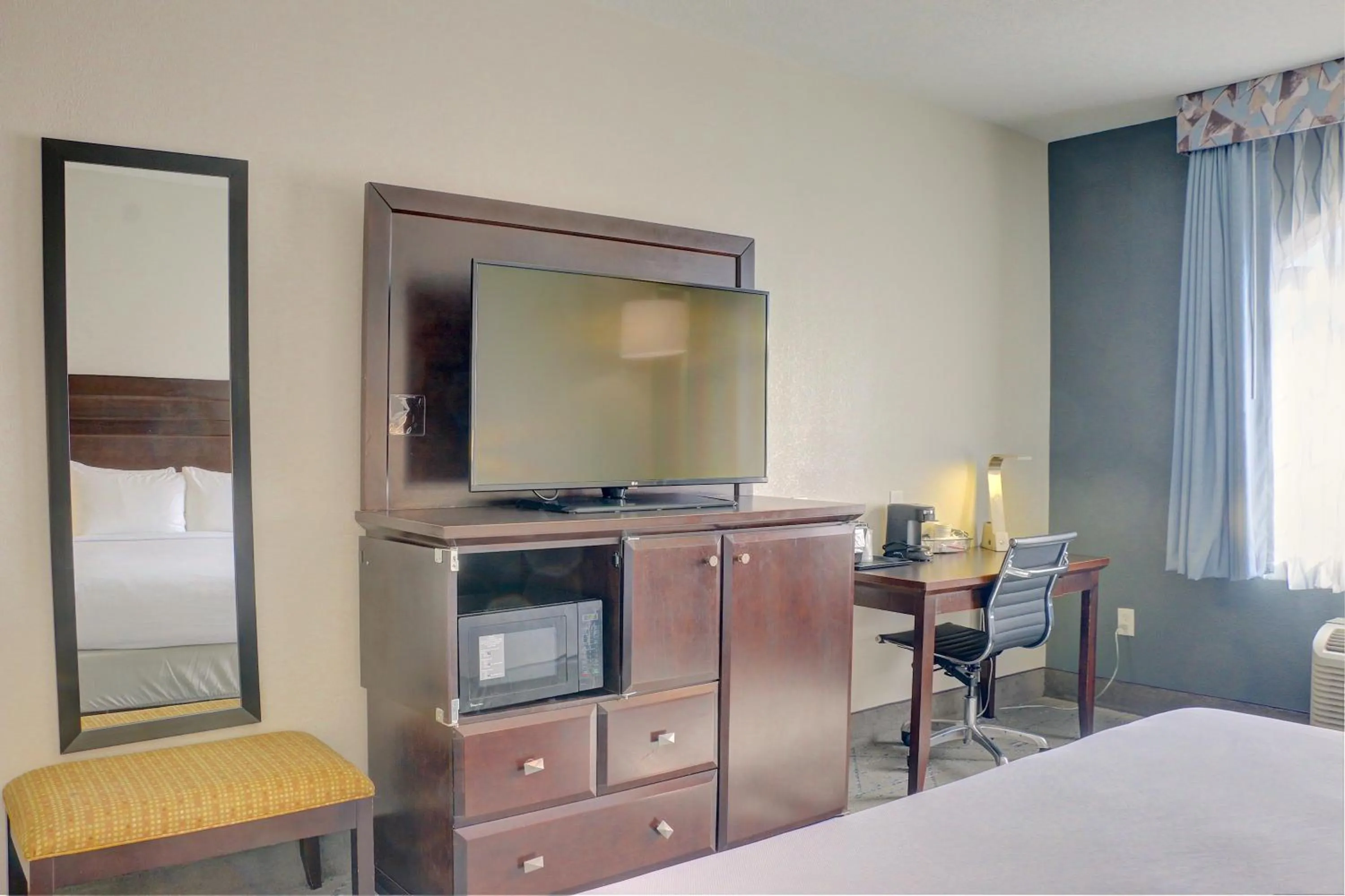 Bed in Quality Inn & Suites Roswell North