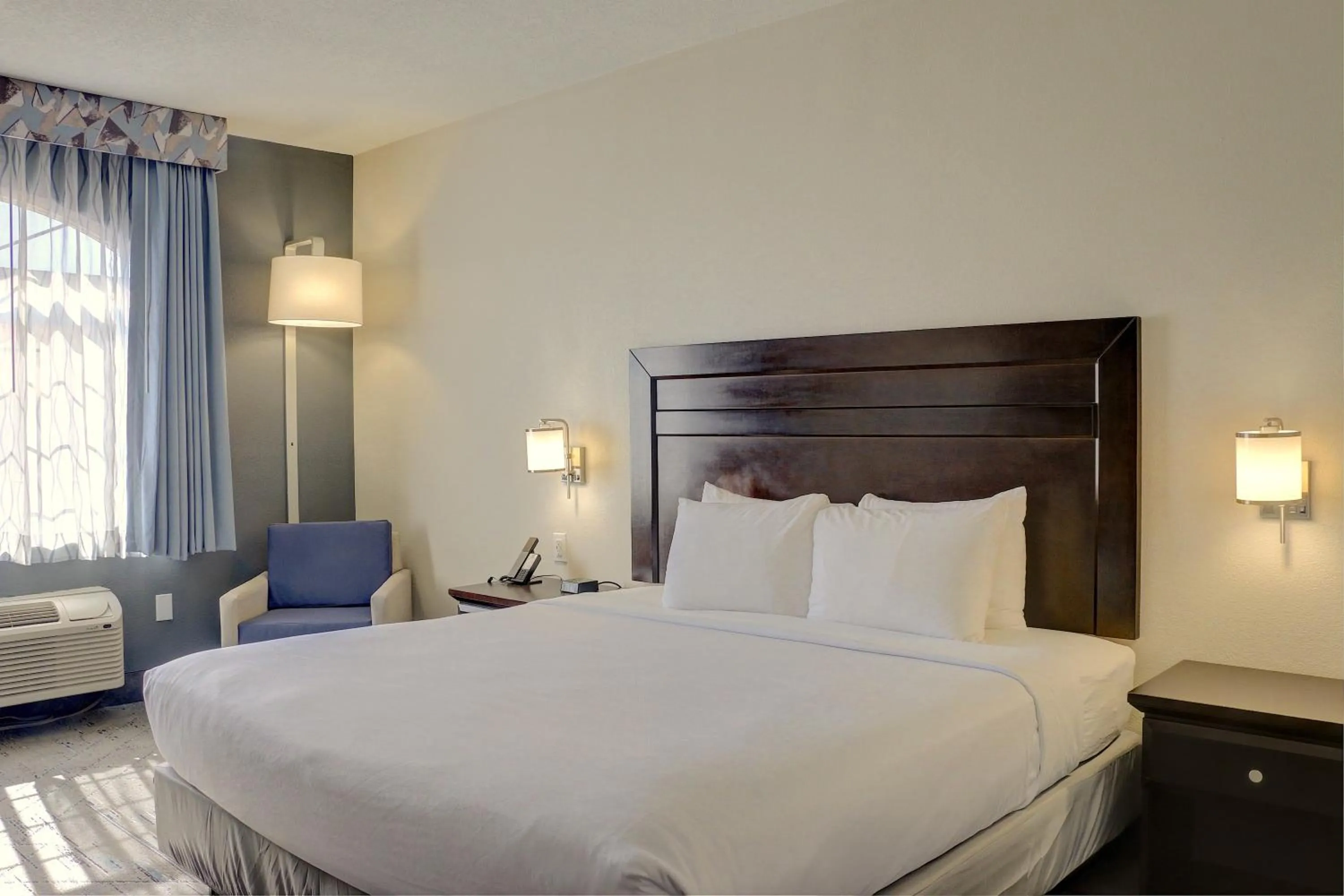 Bed in Quality Inn & Suites Roswell North