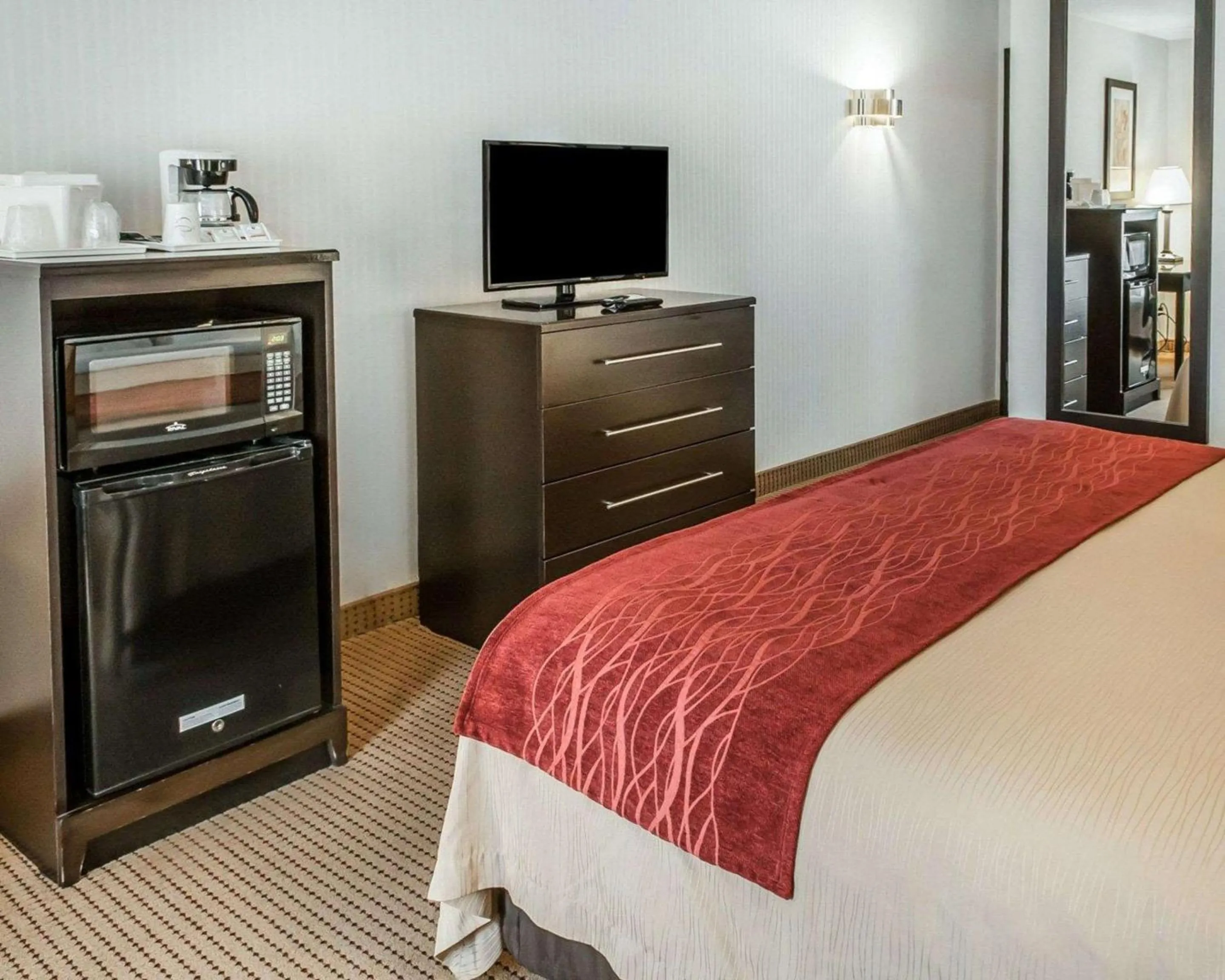 Photo of the whole room, Bed in Quality Inn & Suites Farmington