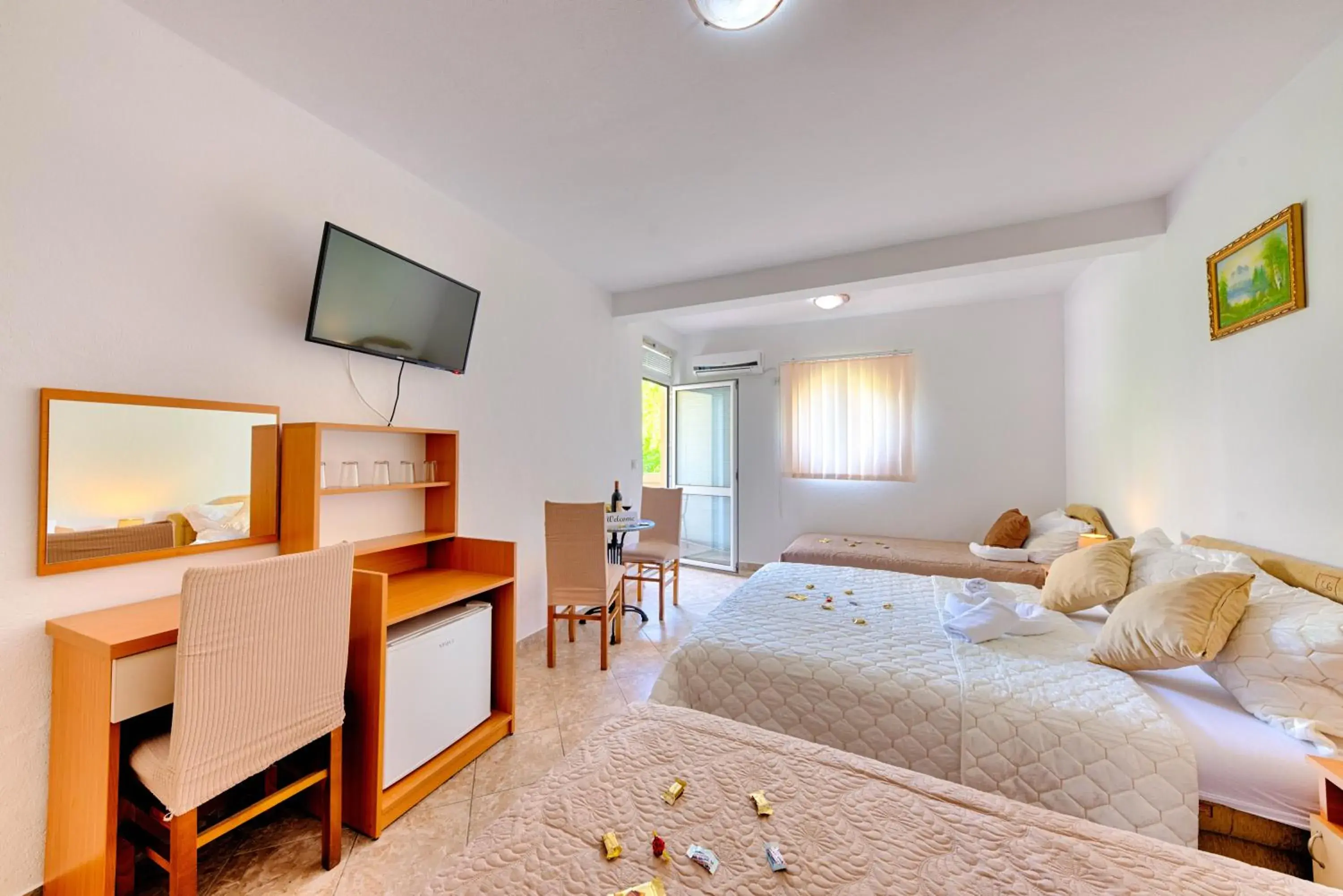 Quadruple Room in HOTEL DANA Quadruple Room in HOTEL DANA