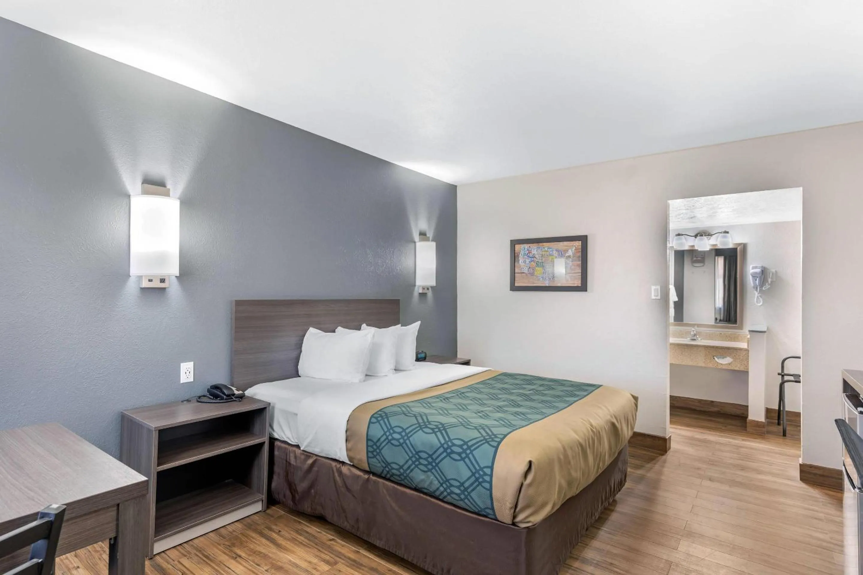 Bedroom, Bed in Econo Lodge Inn & Suites Socorro