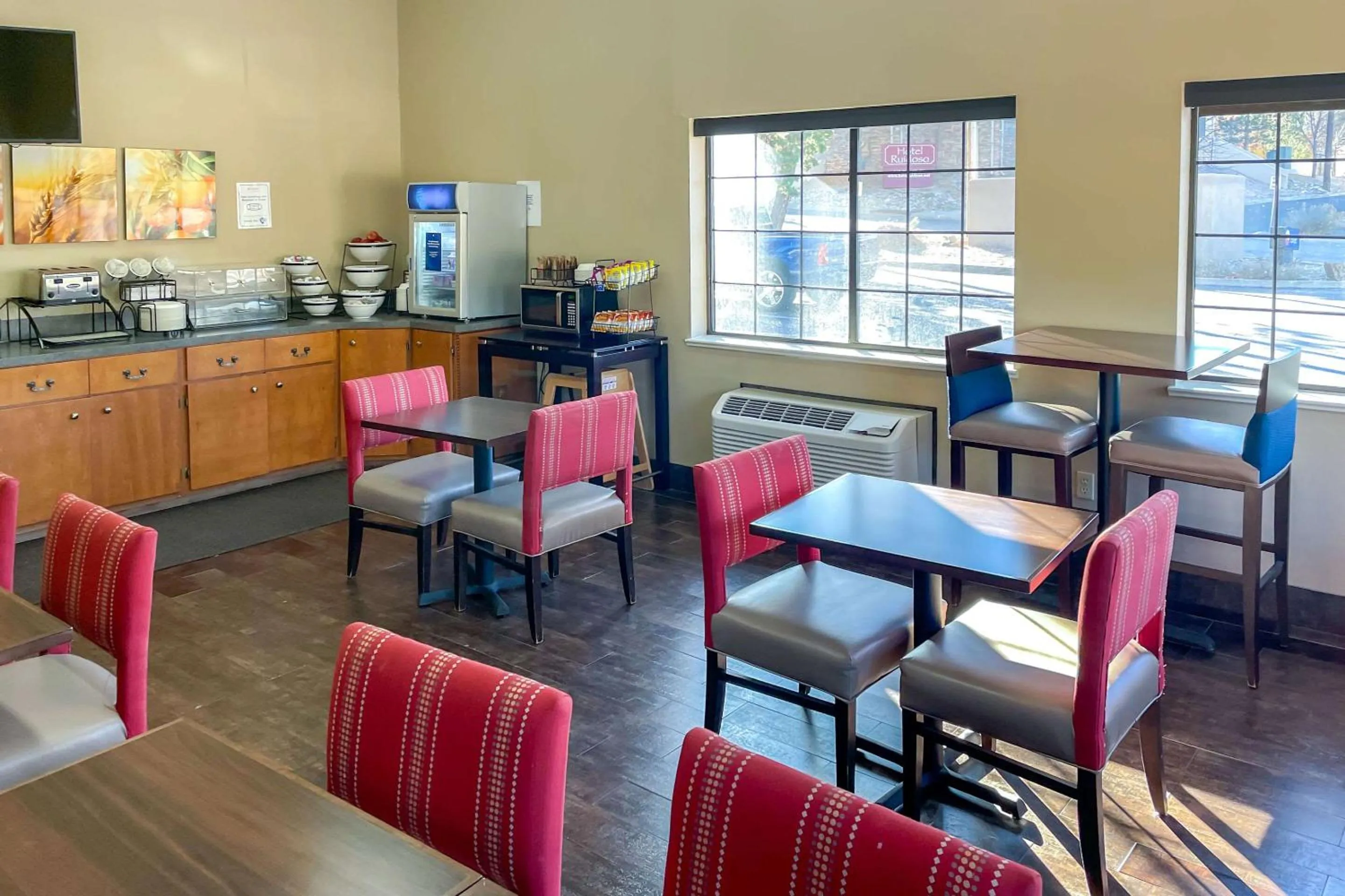 Breakfast in Comfort Inn & Suites Midtown