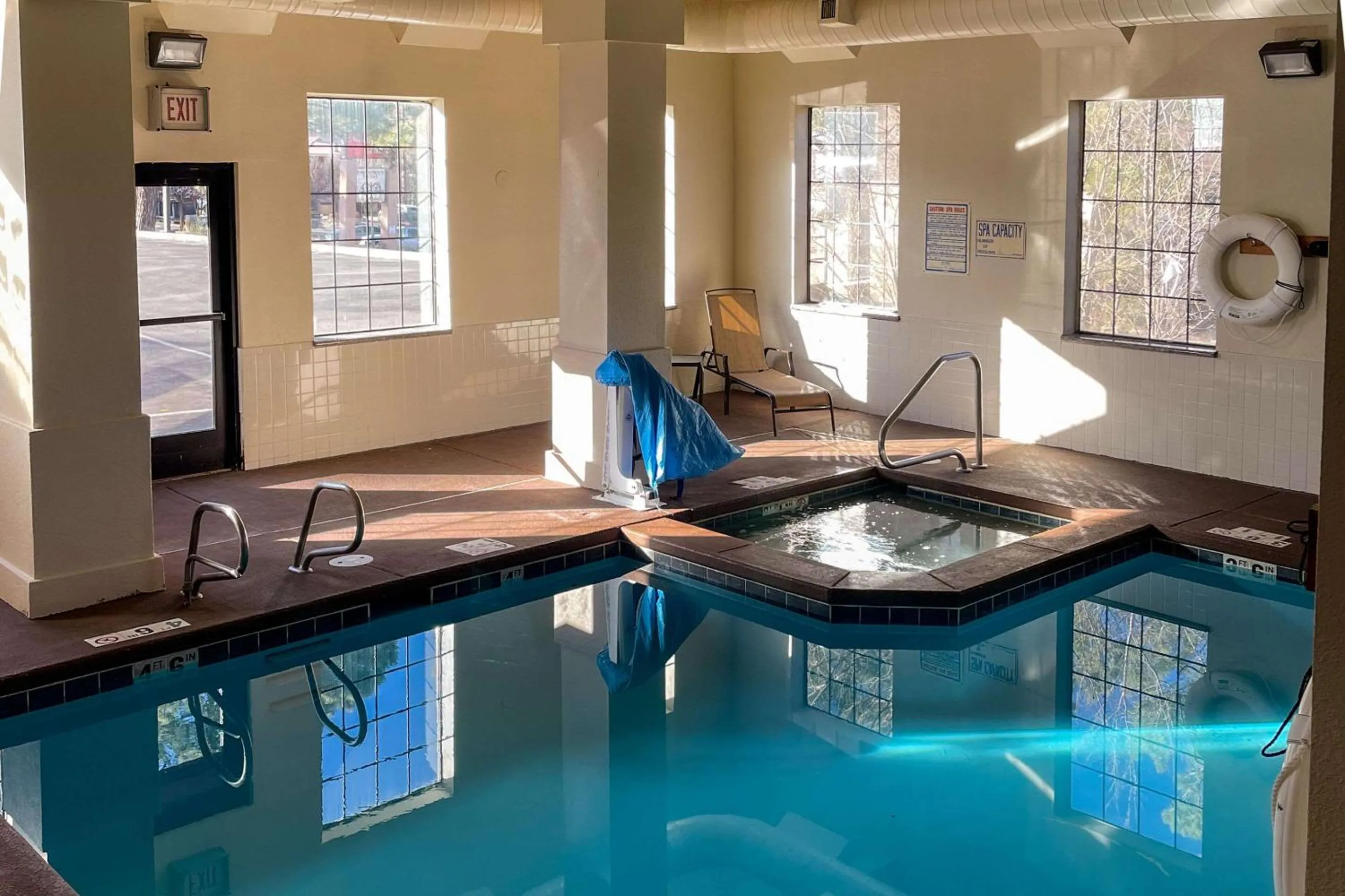 Swimming pool in Comfort Inn & Suites Midtown