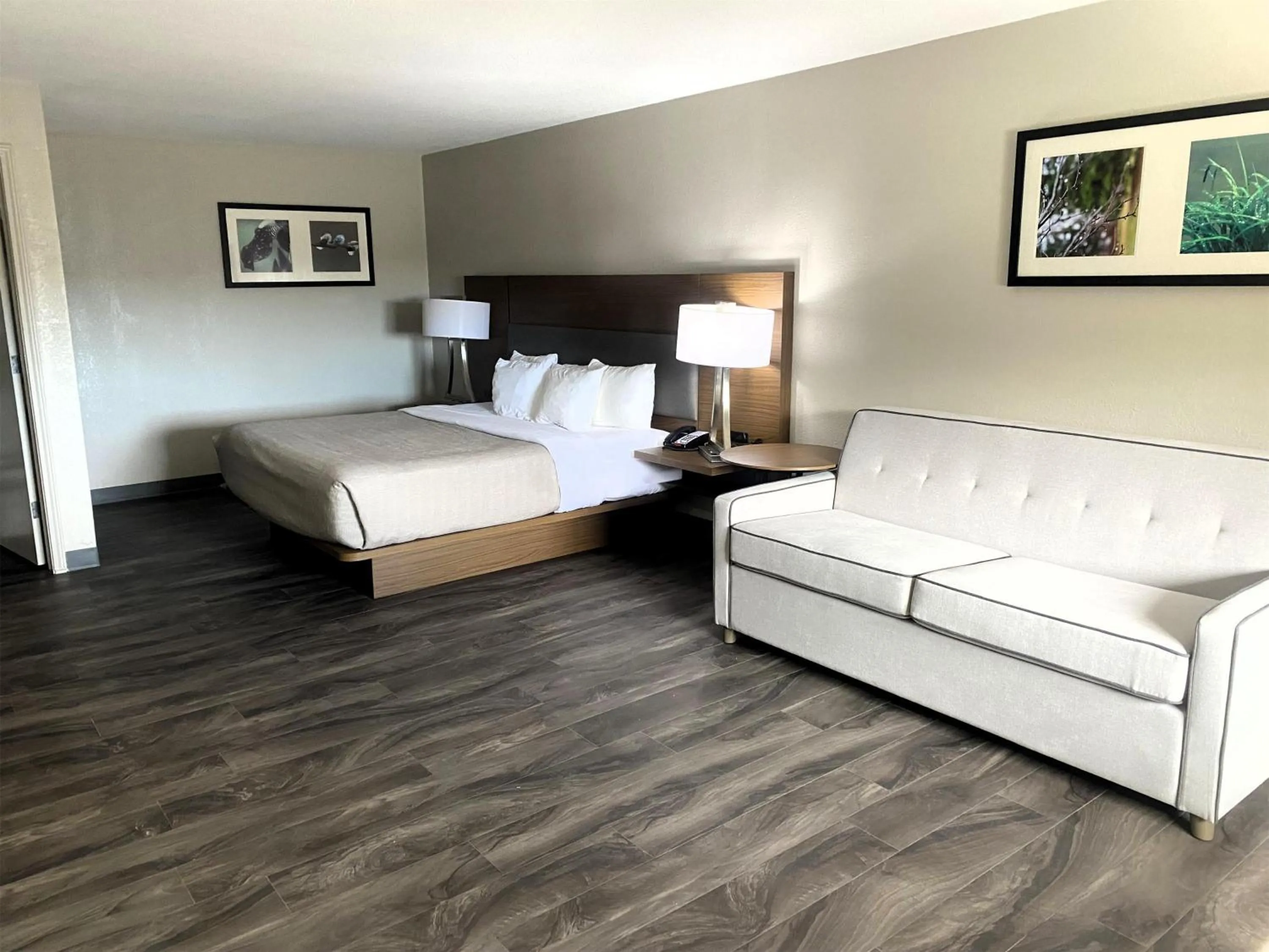 Bedroom, Bed in SureStay Plus by Best Western Alamogordo White Sands