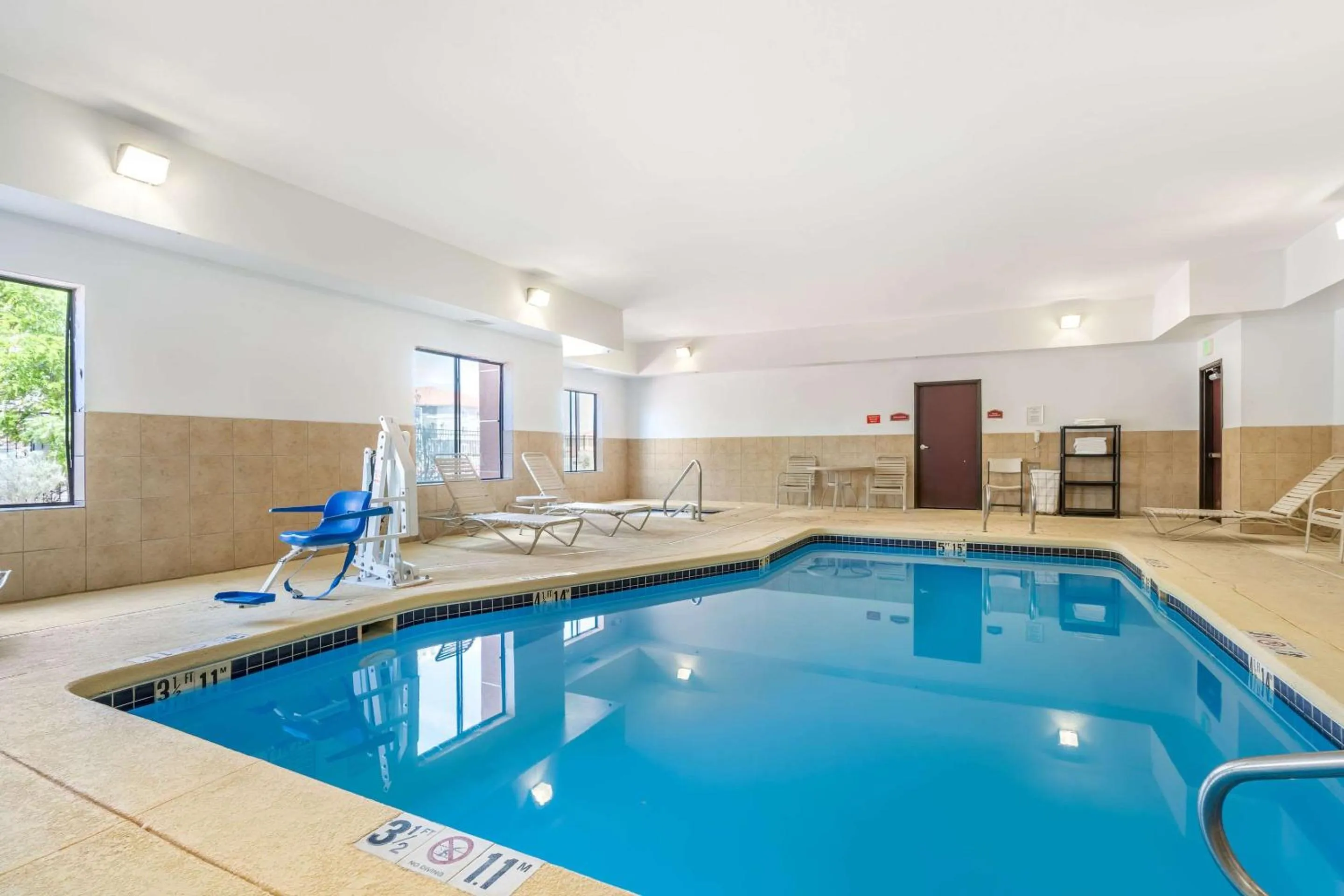 Swimming pool in Comfort Suites Gallup East Route 66 and I-40