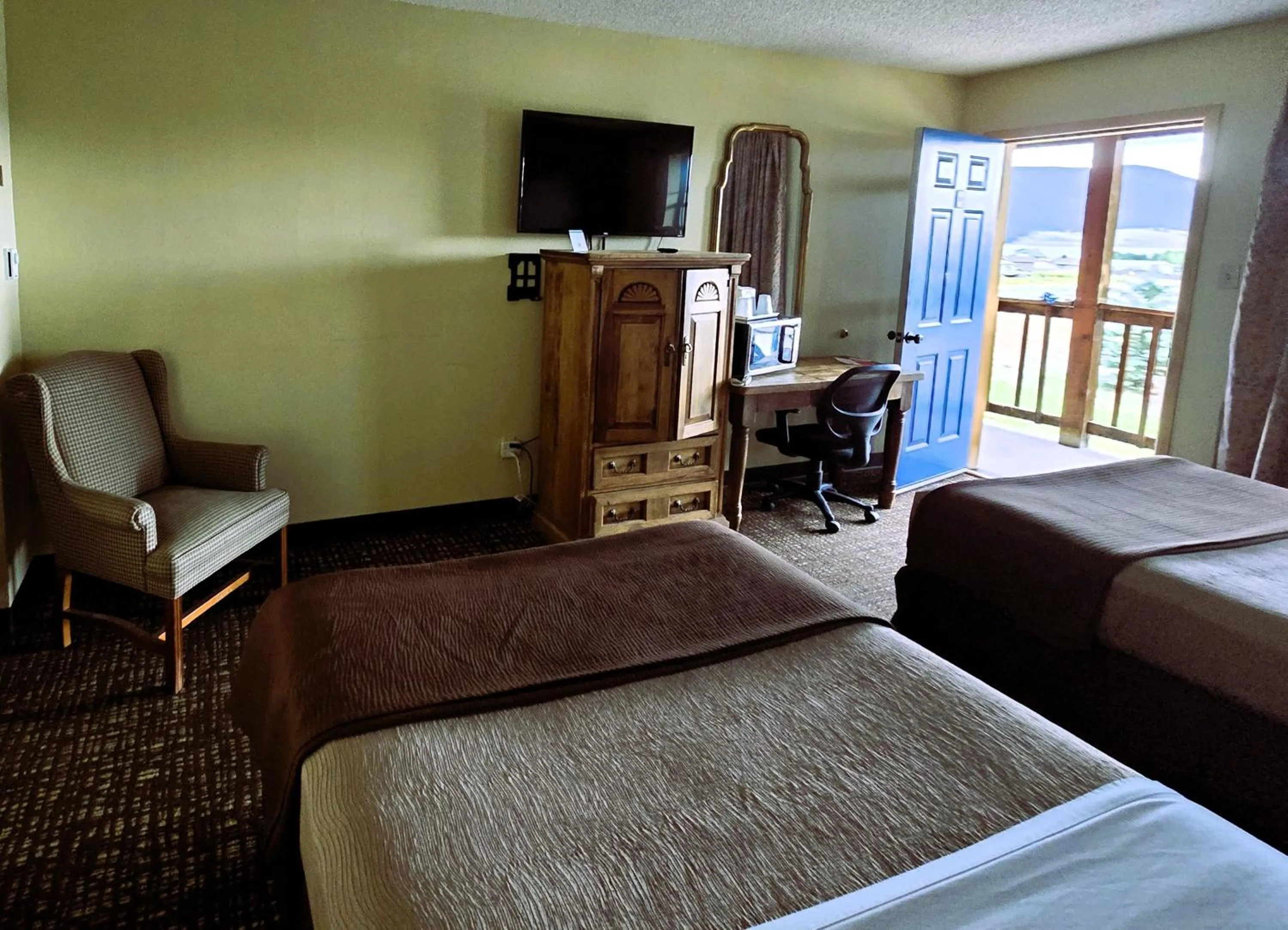 Photo of the whole room, Bed in Econo Lodge Eagle Nest