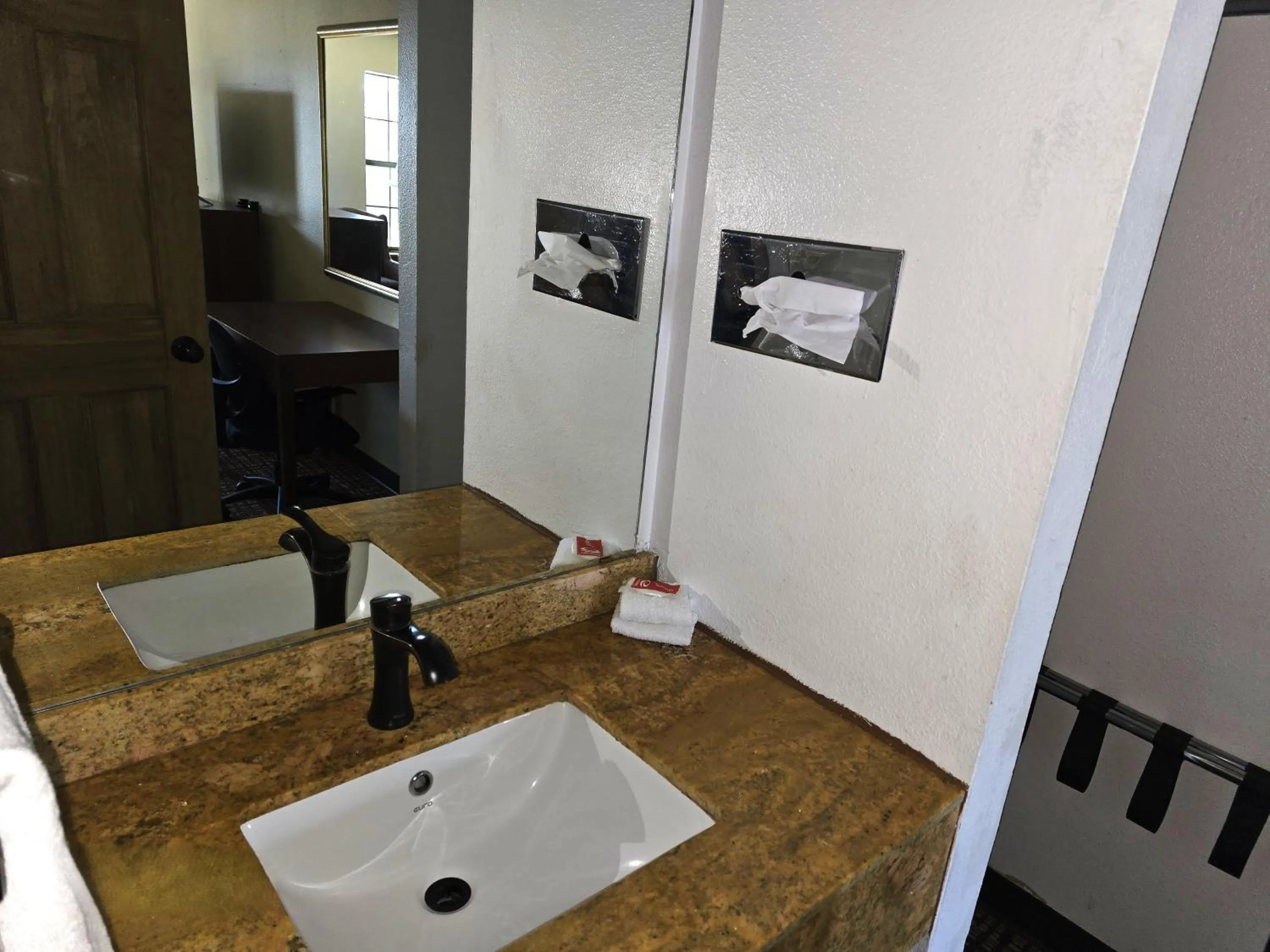 Bathroom in Econo Lodge Eagle Nest