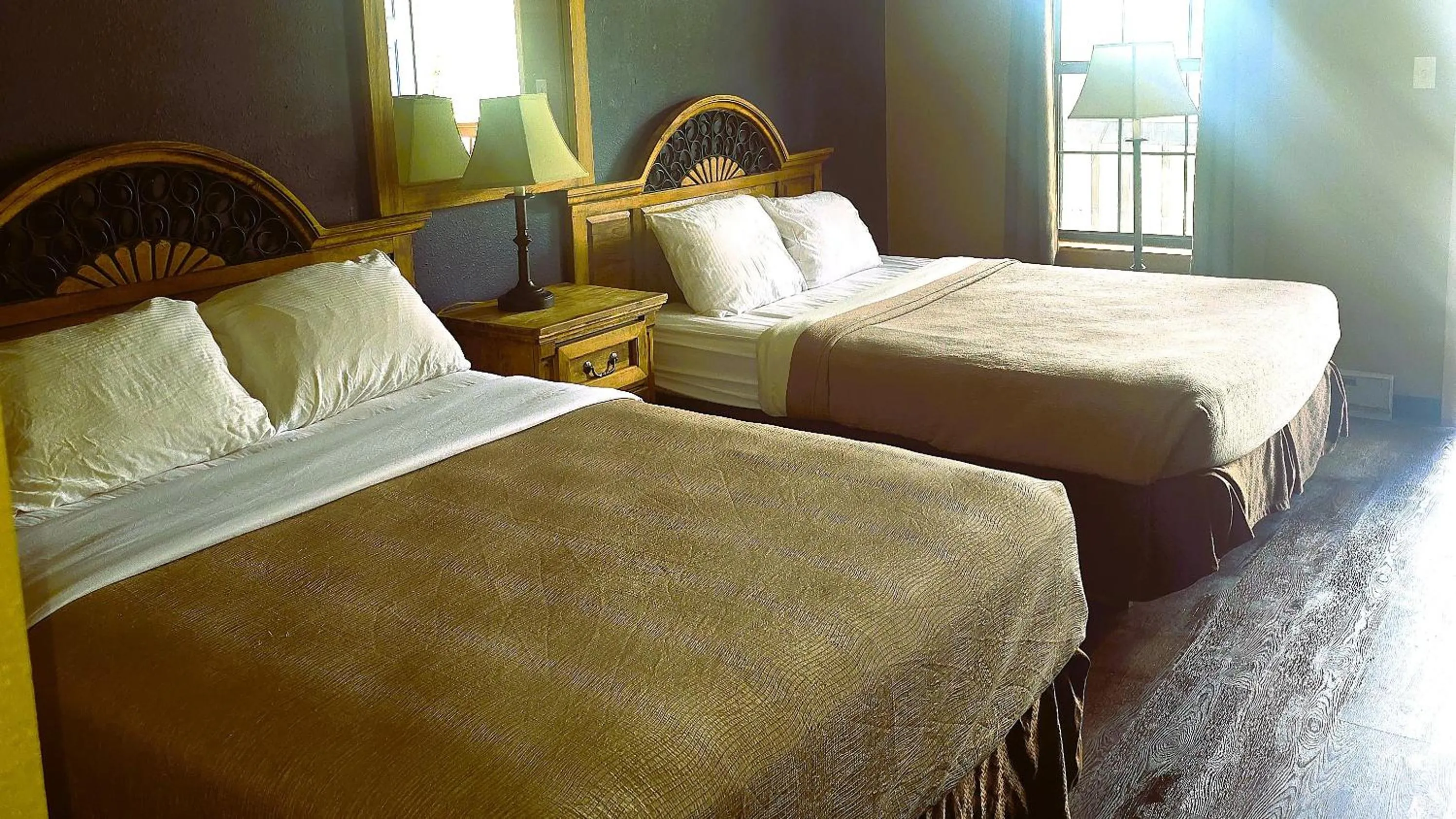 Bed in Econo Lodge Eagle Nest