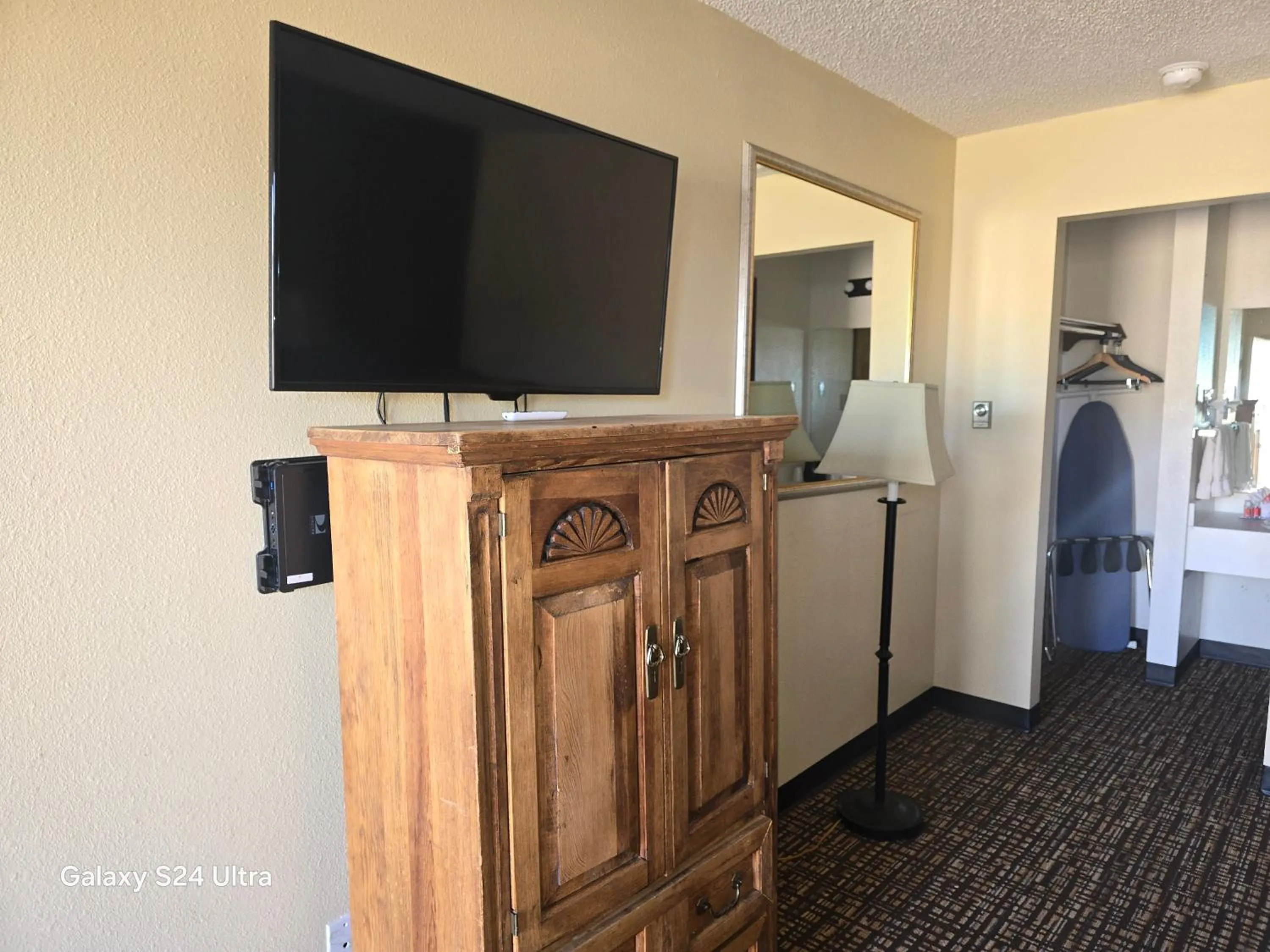 TV and multimedia in Econo Lodge Eagle Nest