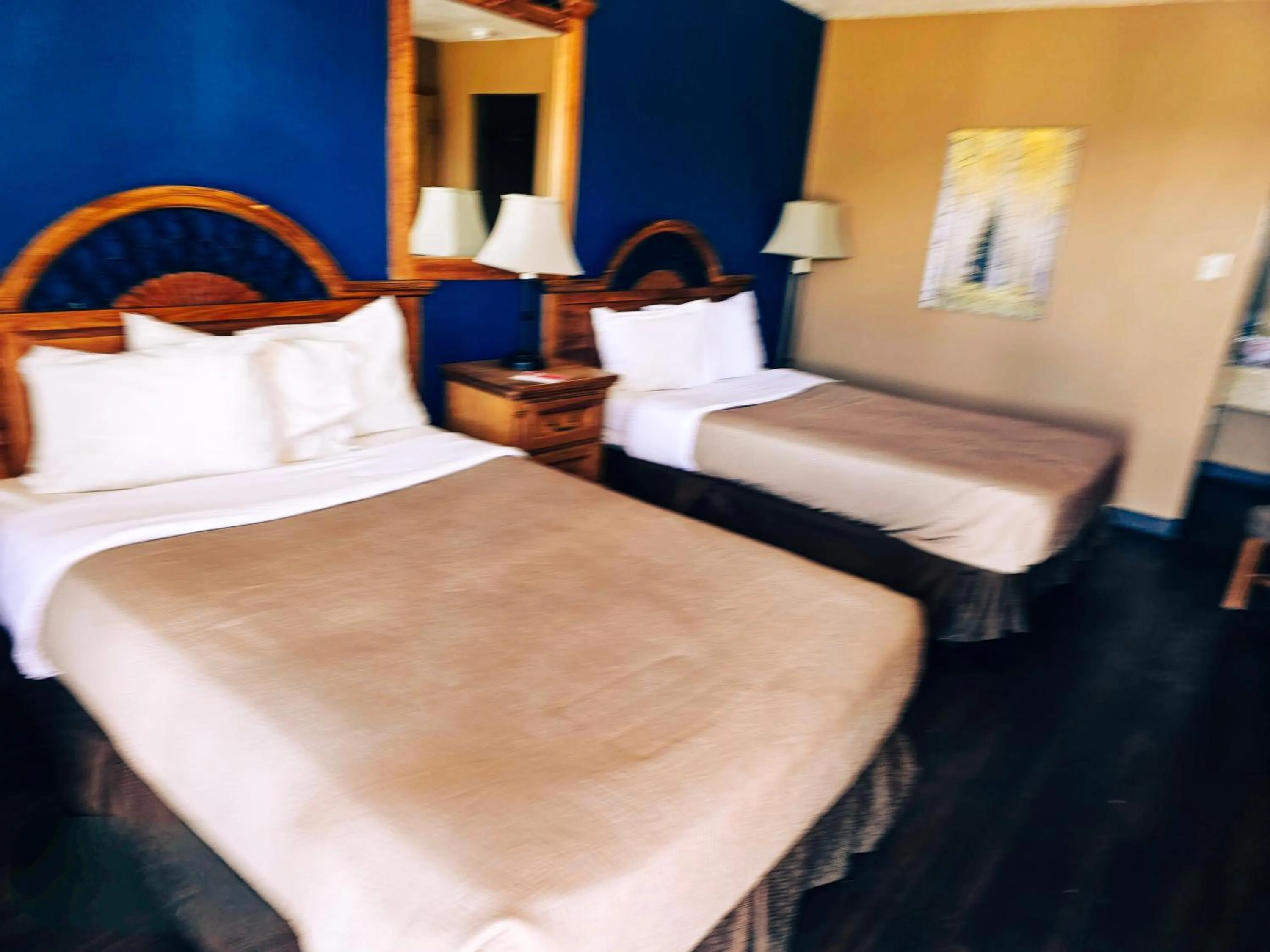 Bed in Econo Lodge Eagle Nest