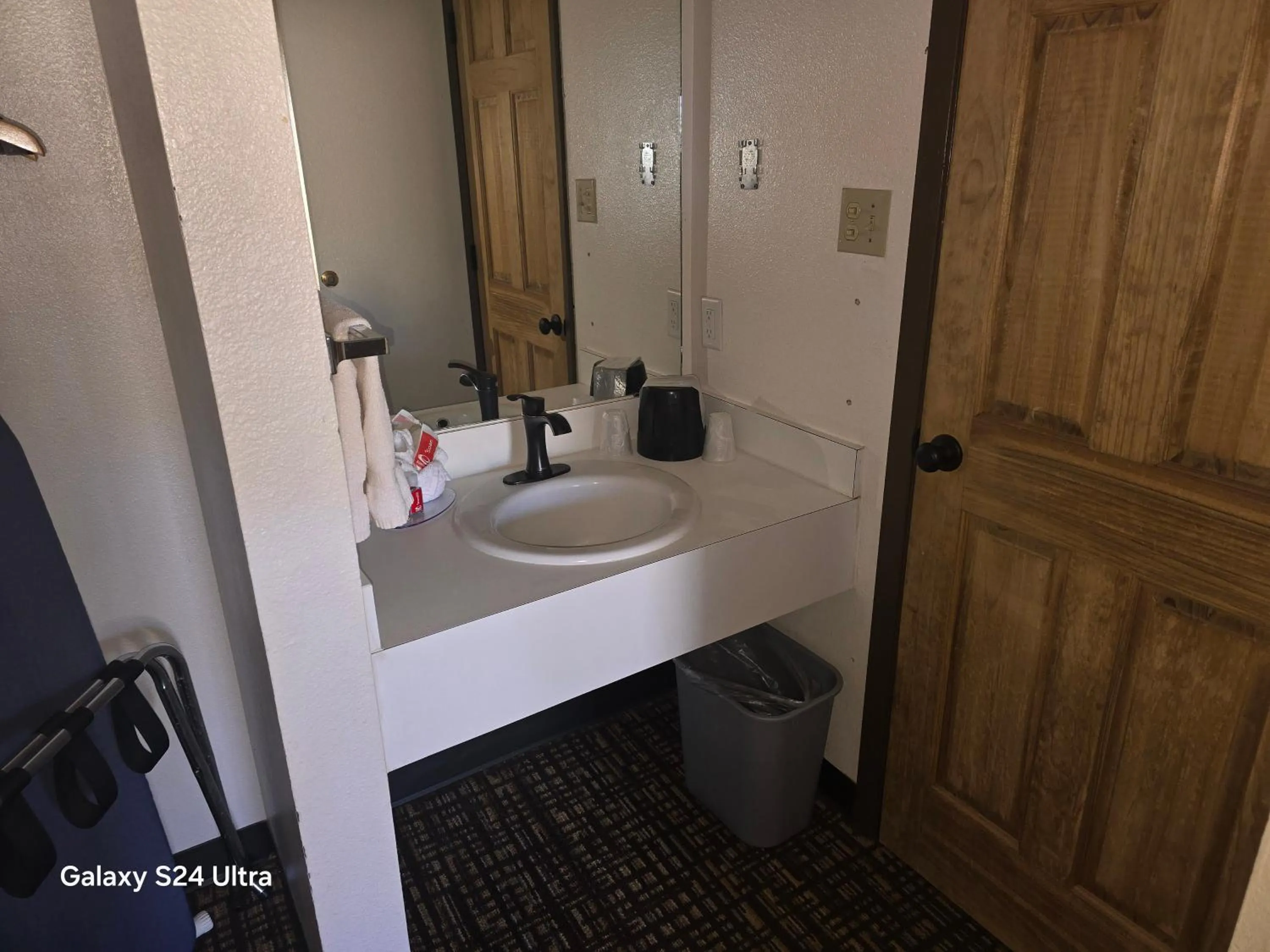 Bathroom in Econo Lodge Eagle Nest