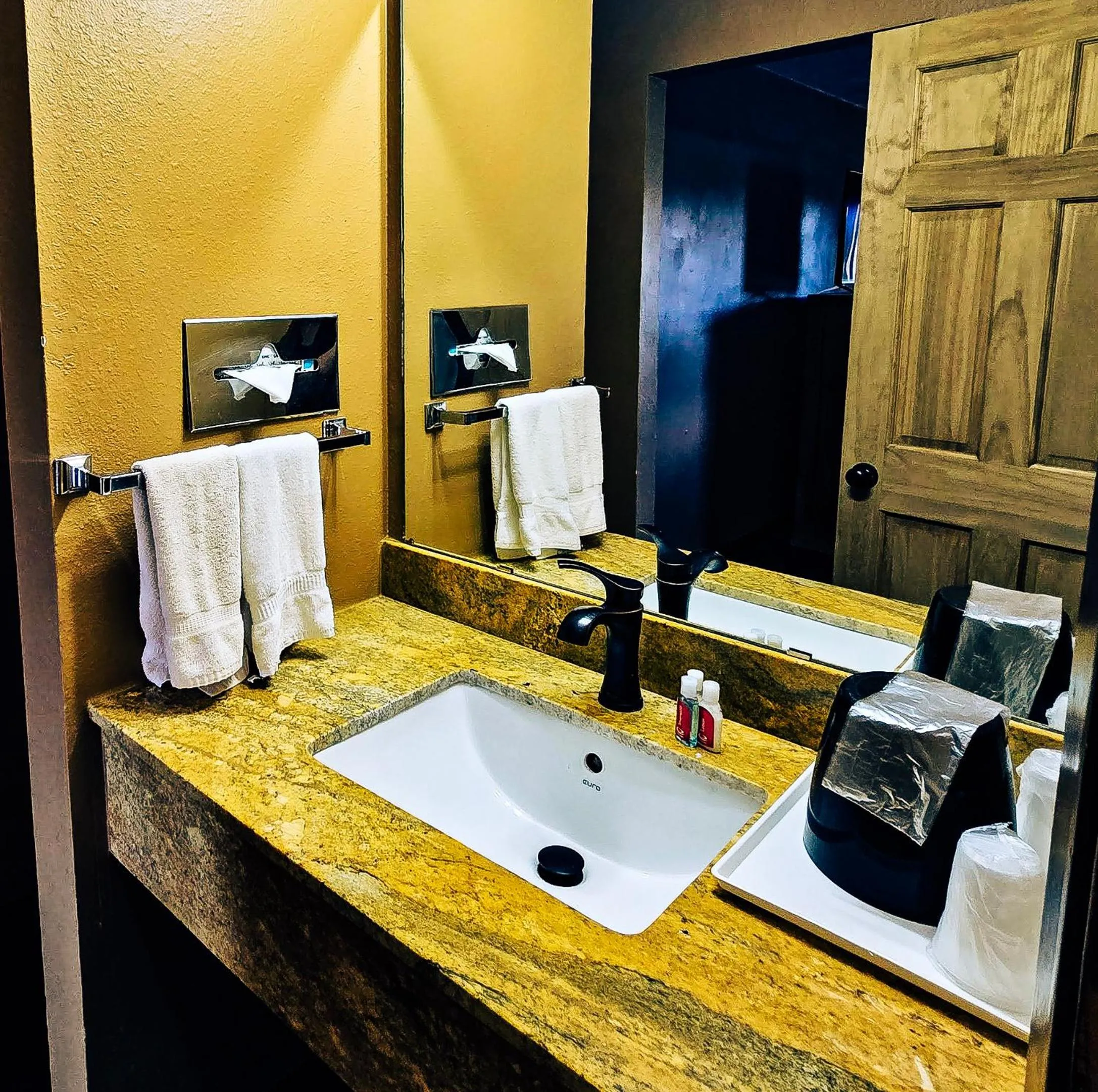 Bathroom in Econo Lodge Eagle Nest