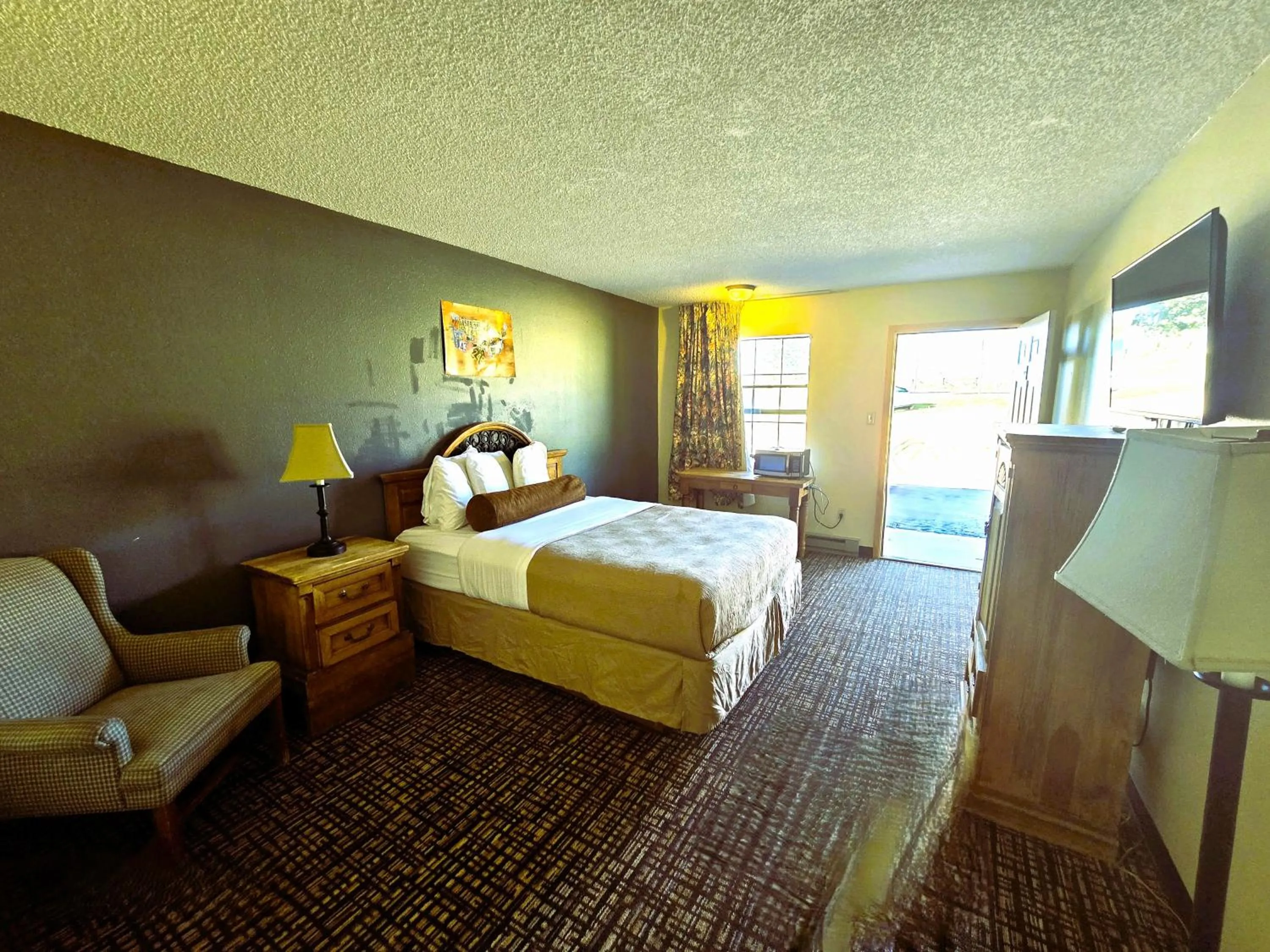 Bed in Econo Lodge Eagle Nest