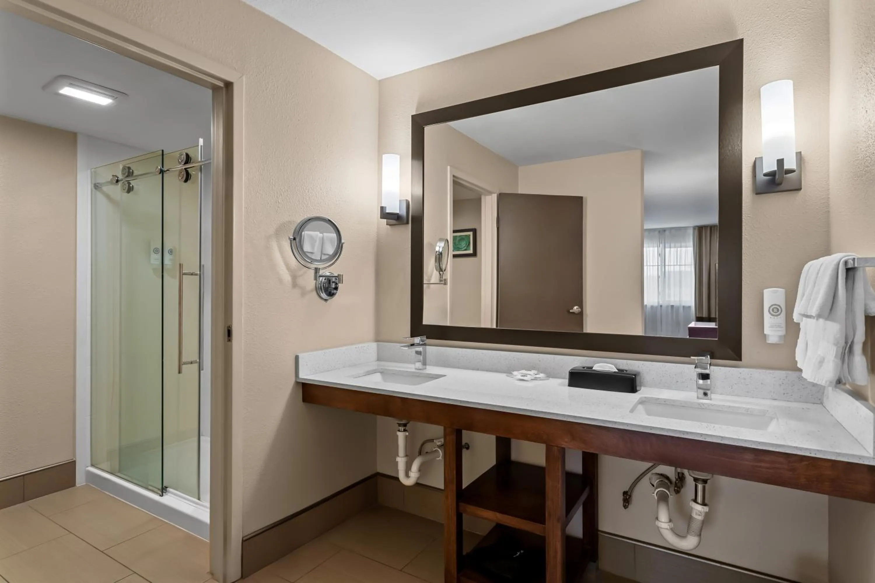 Bathroom in Comfort Inn Santa Rosa on Route 66