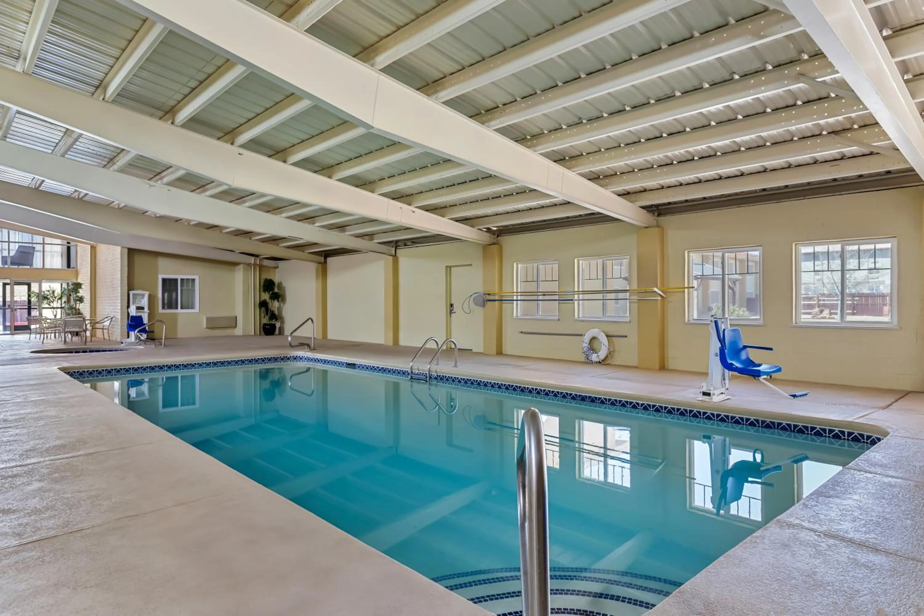 Swimming pool in Comfort Inn Santa Rosa on Route 66