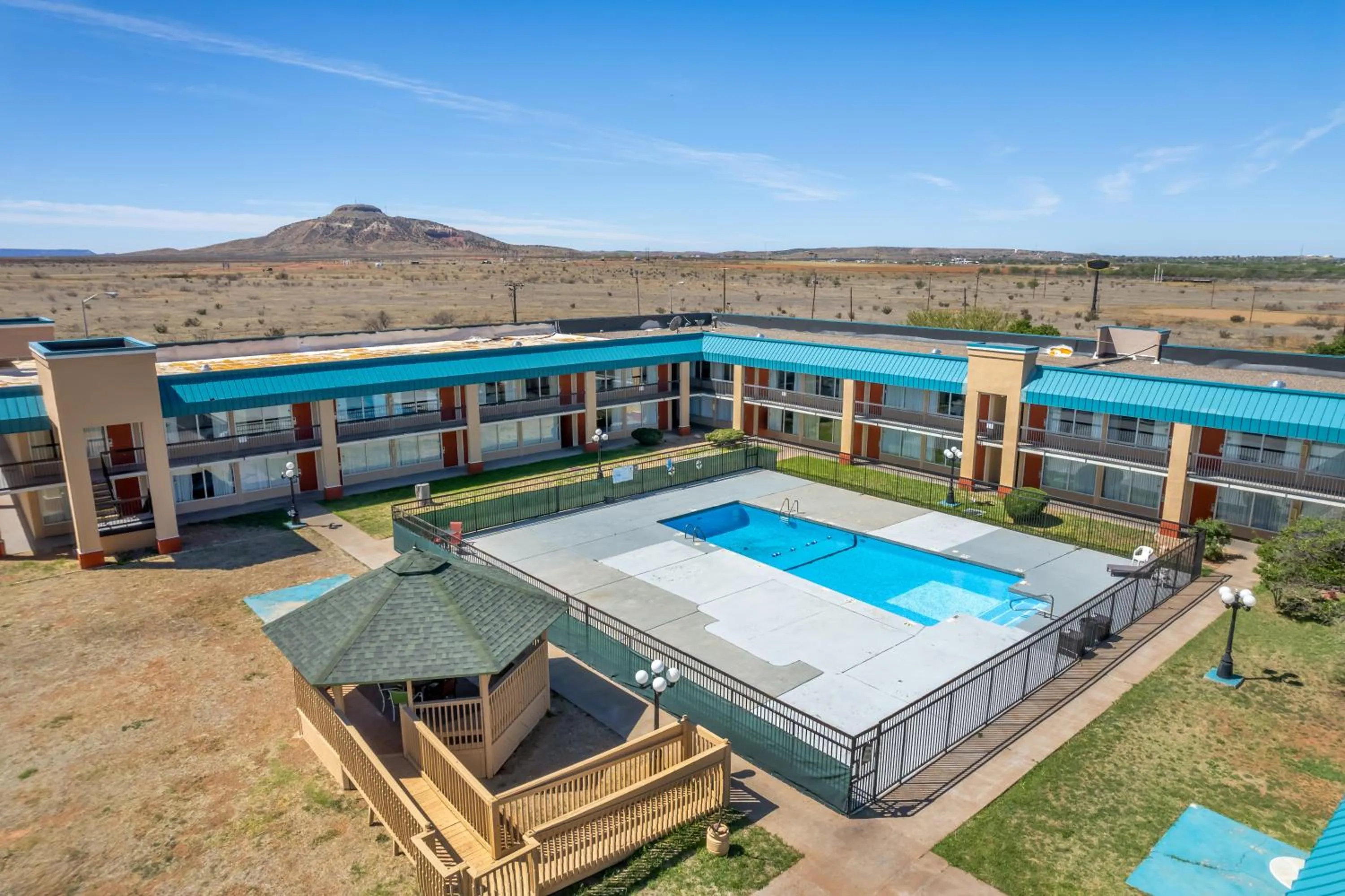 Swimming pool in Quality Inn Tucumcari