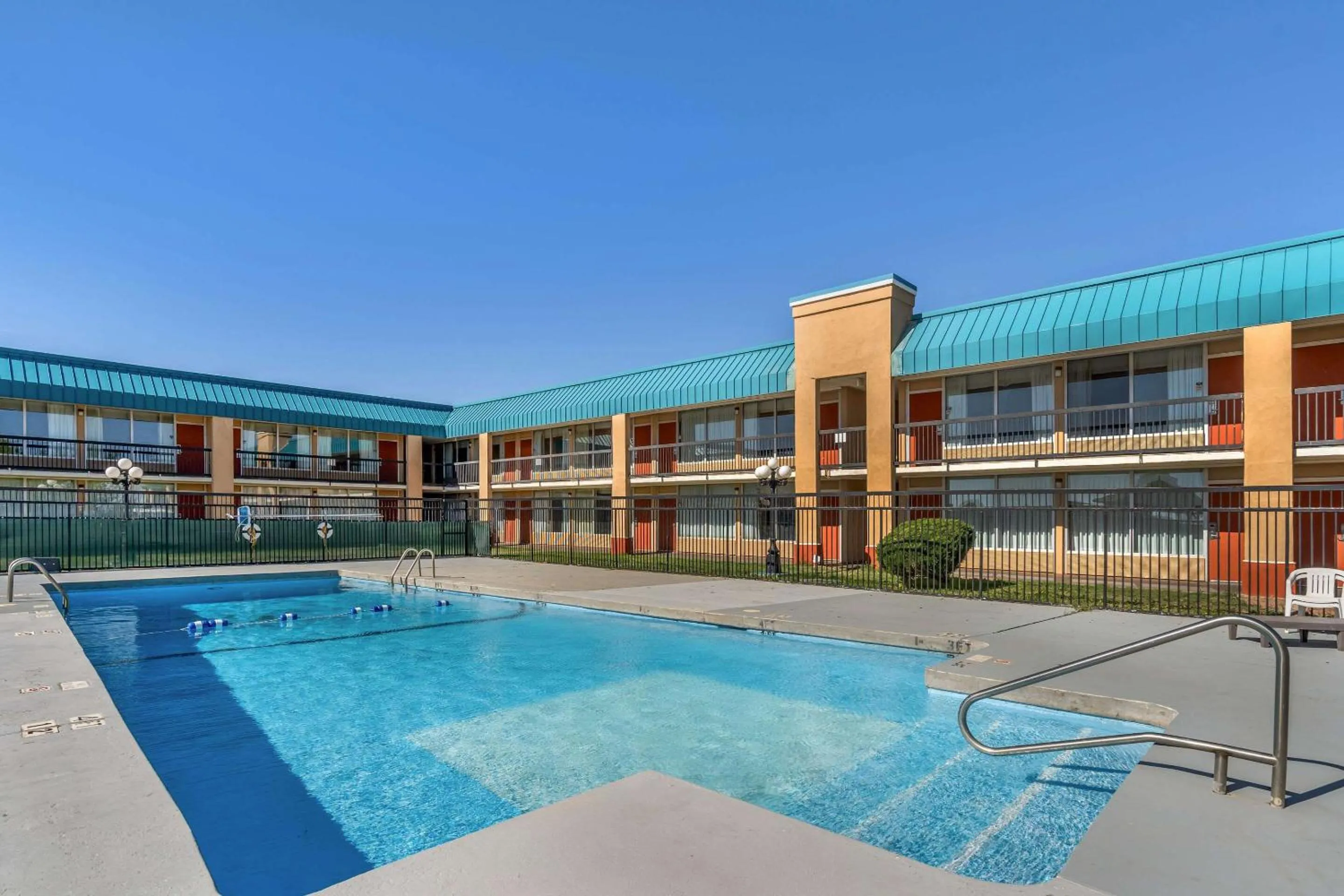 Swimming pool in Quality Inn Tucumcari