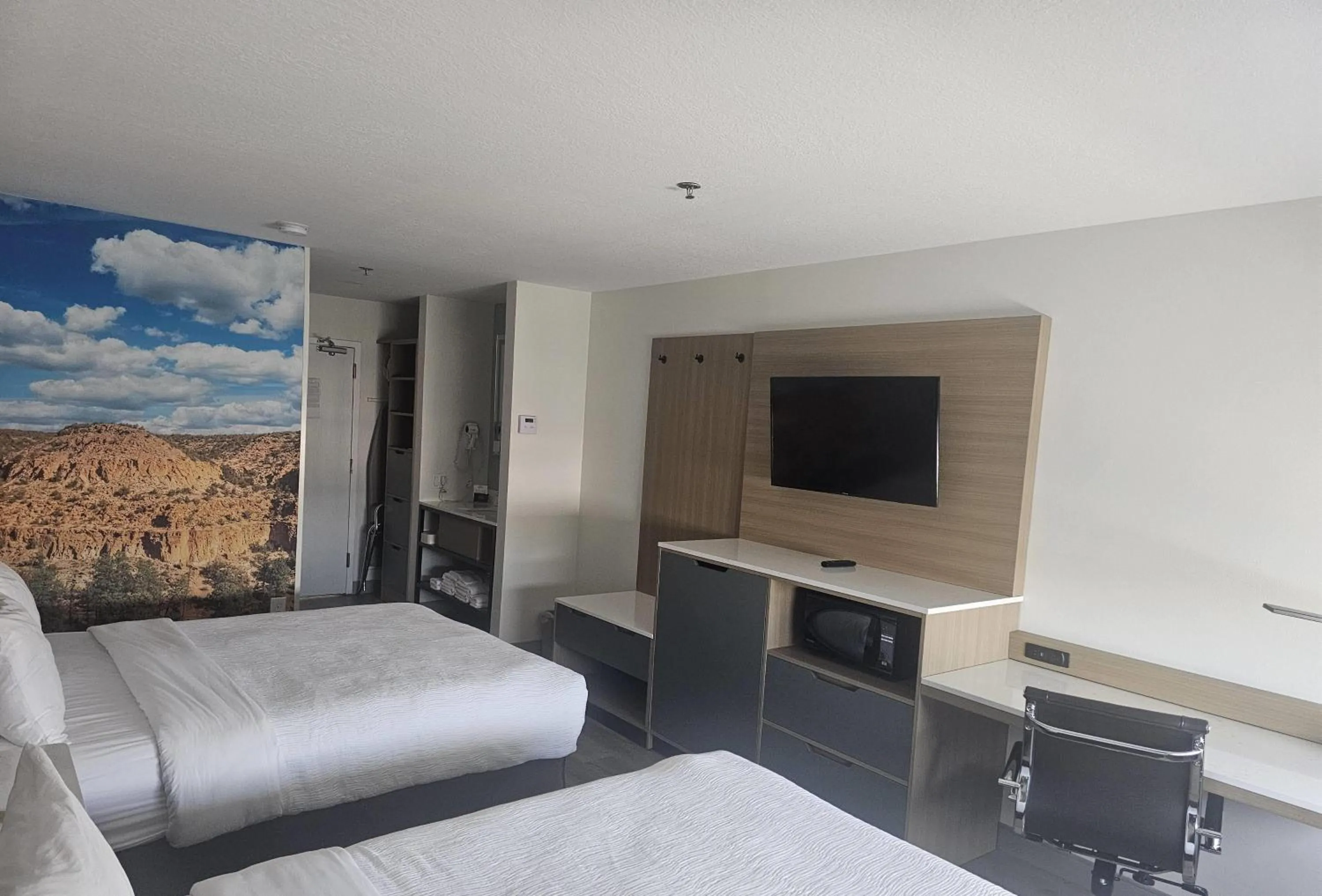 Bathroom, Bed in Wingate by Wyndham Los Alamos