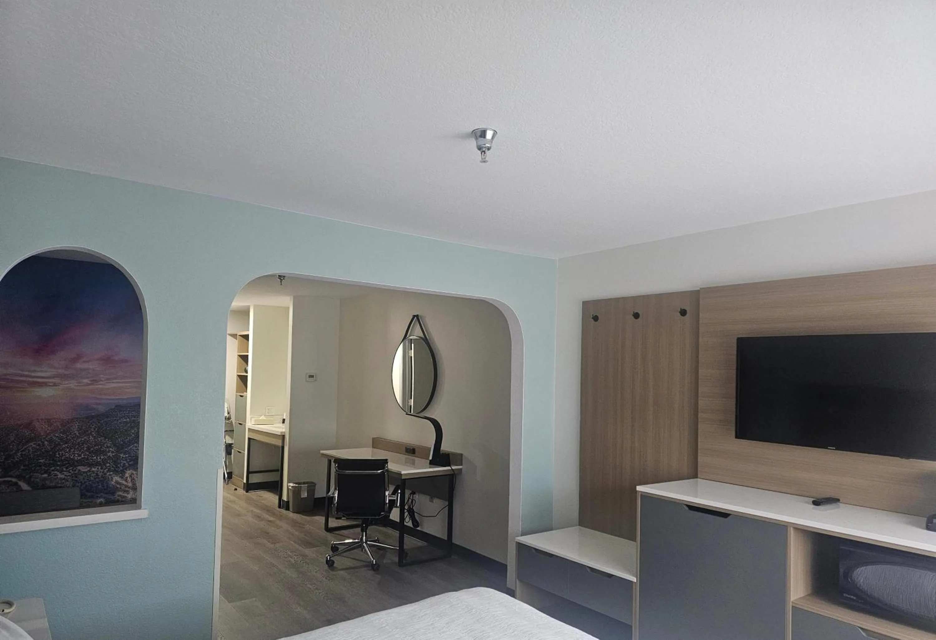 Photo of the whole room in Wingate by Wyndham Los Alamos