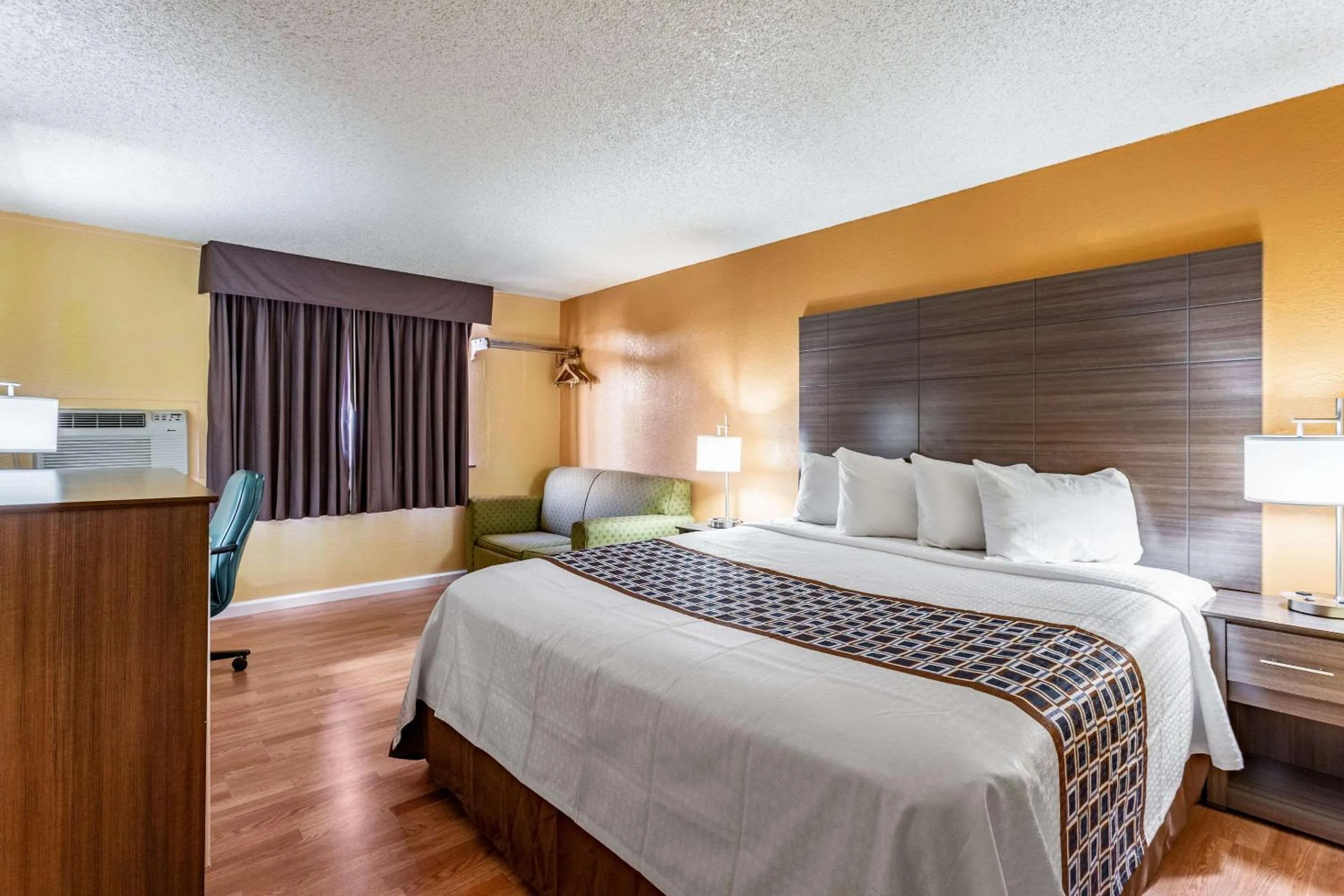 Photo of the whole room, Bed in Rodeway Inn Farmington