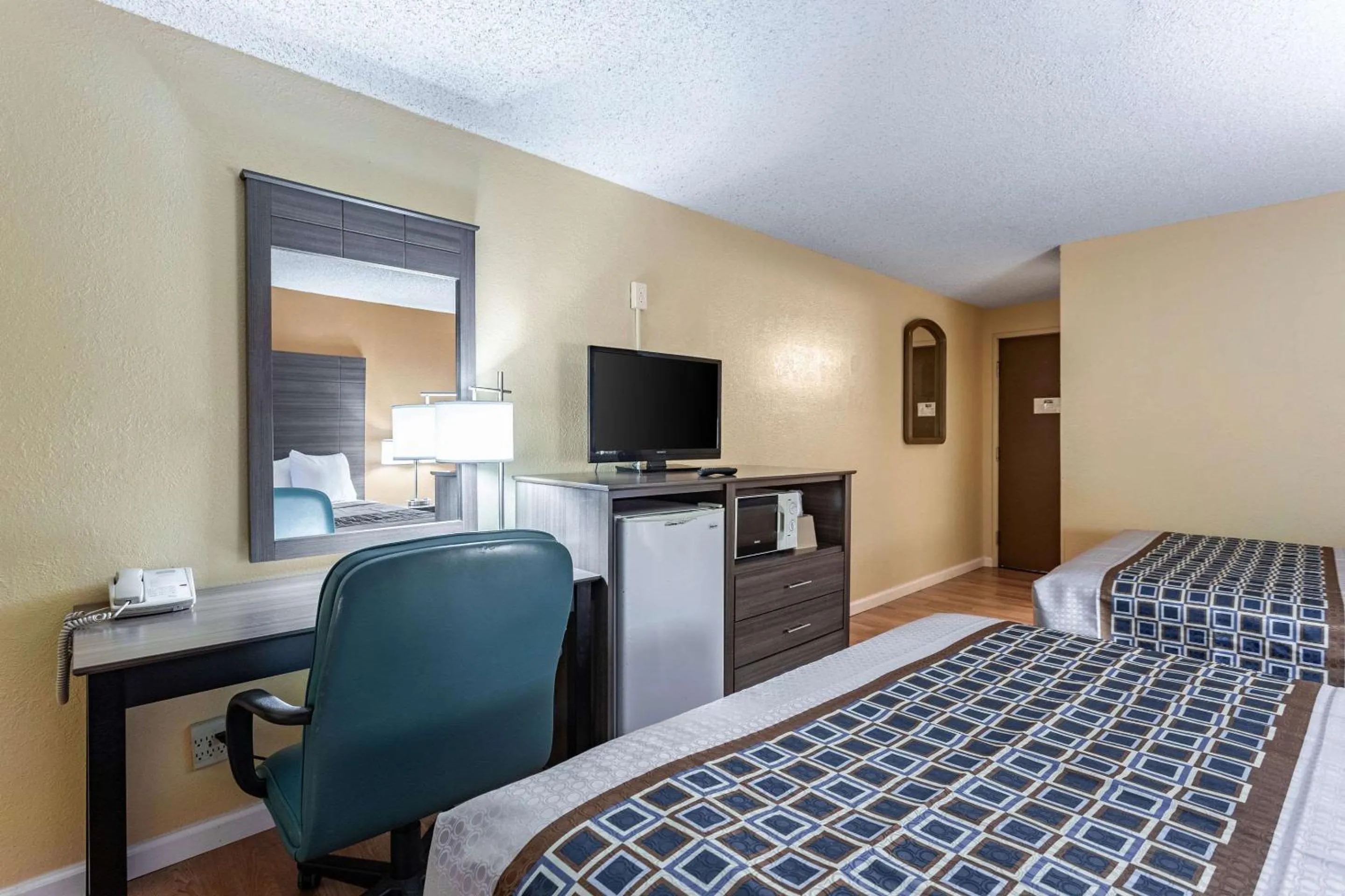 Photo of the whole room, Bed in Rodeway Inn Farmington