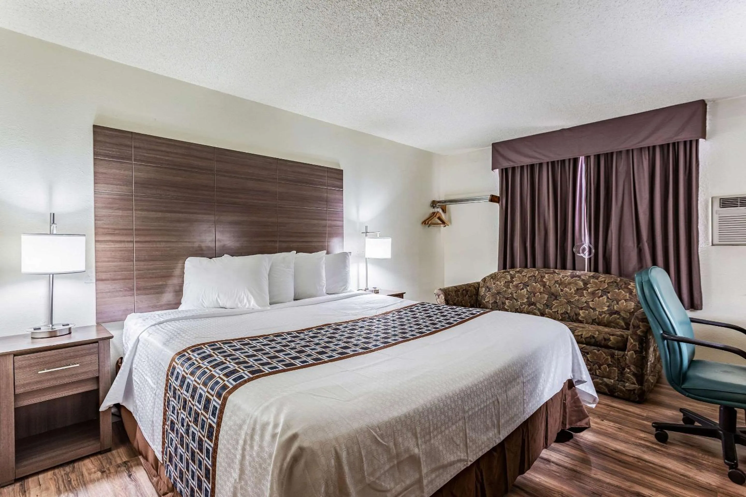 Photo of the whole room, Bed in Rodeway Inn Farmington