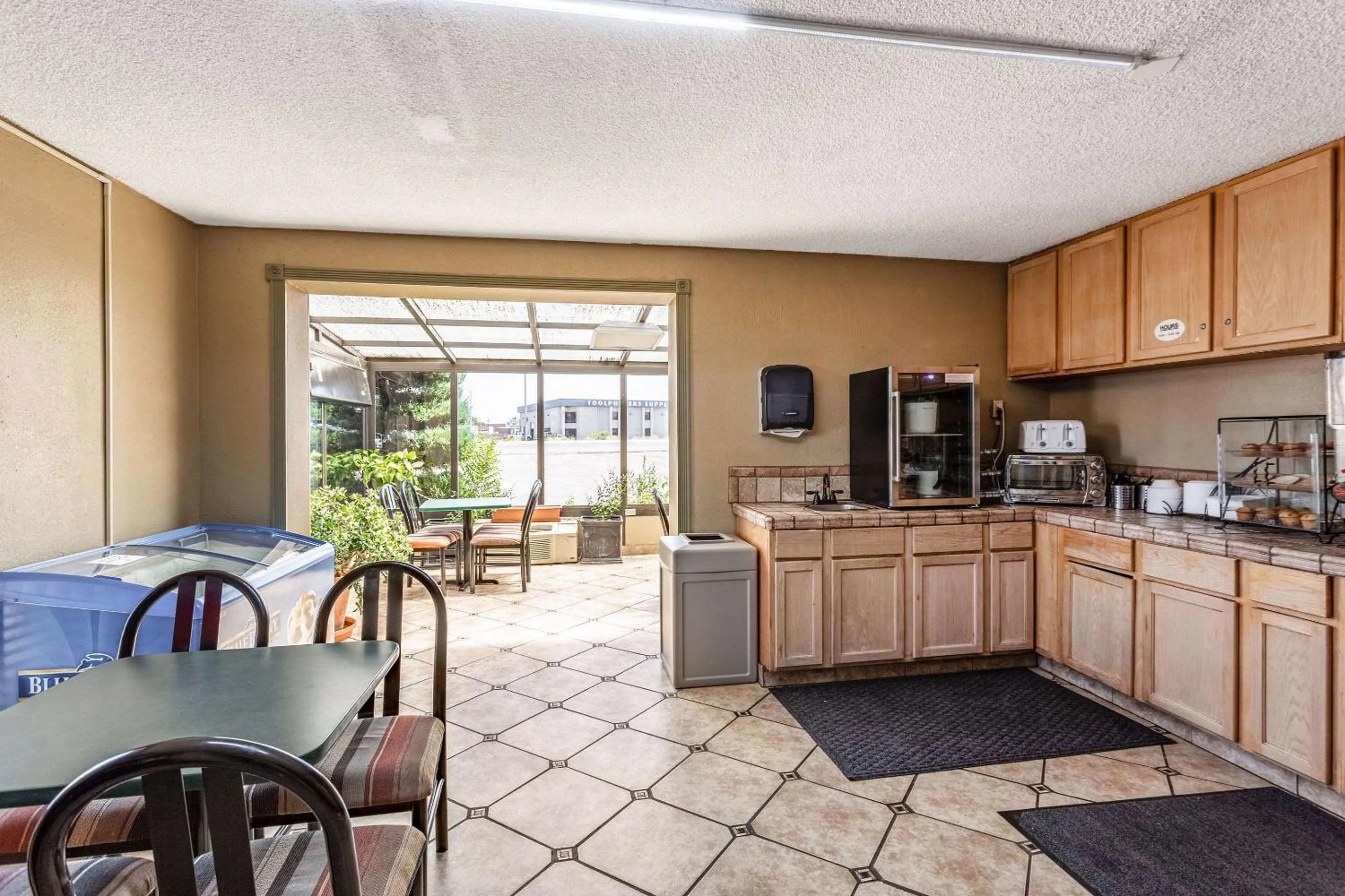 Restaurant/places to eat in Rodeway Inn Farmington