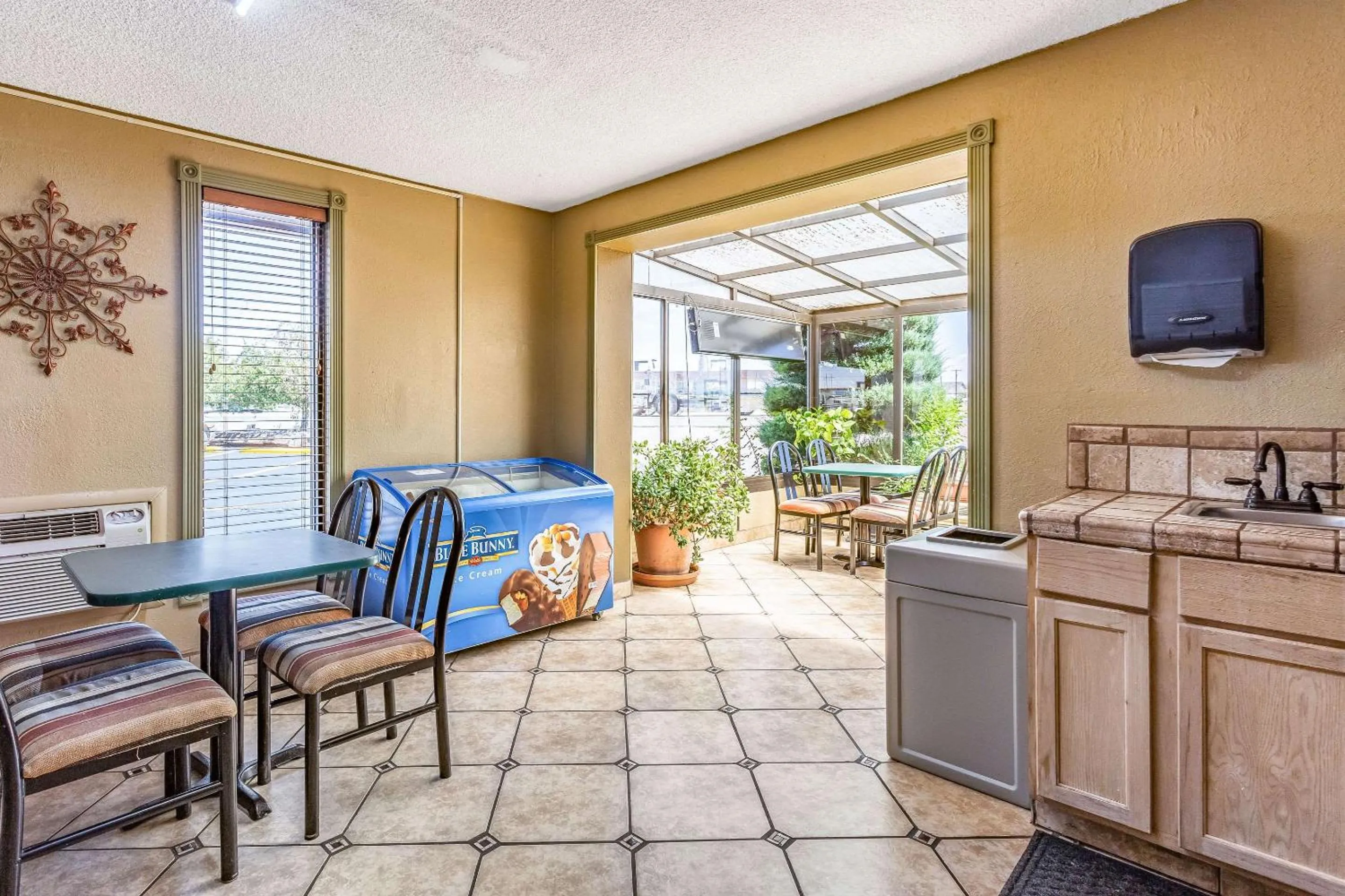 Restaurant/places to eat in Rodeway Inn Farmington