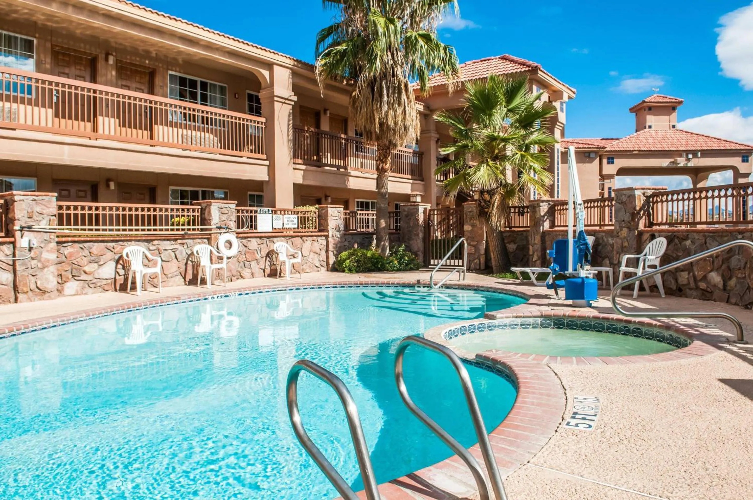 Swimming pool in Quality Inn & Suites Las Cruces - University Area
