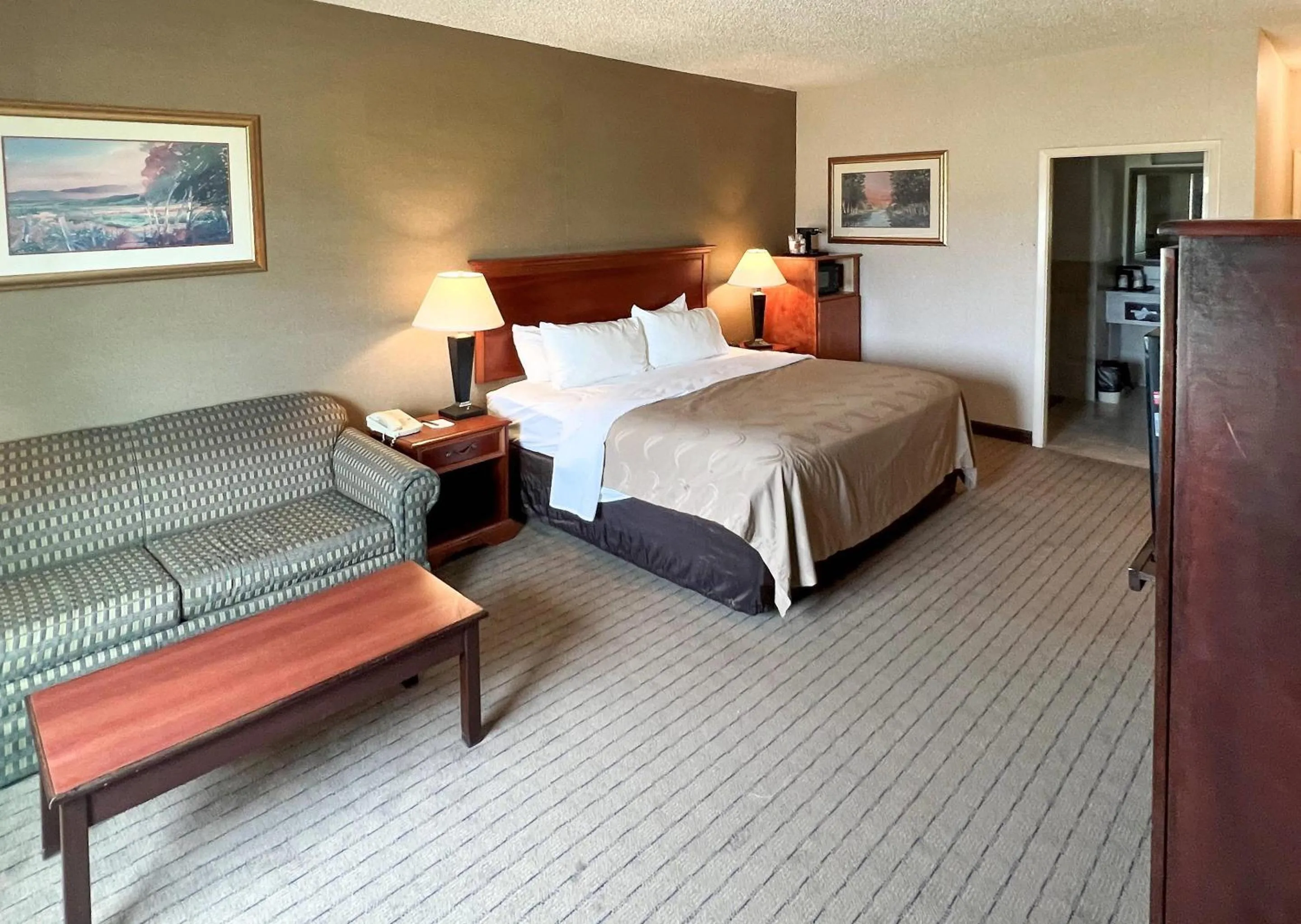 Bedroom, Bed in Quality Inn & Suites Grants - I-40