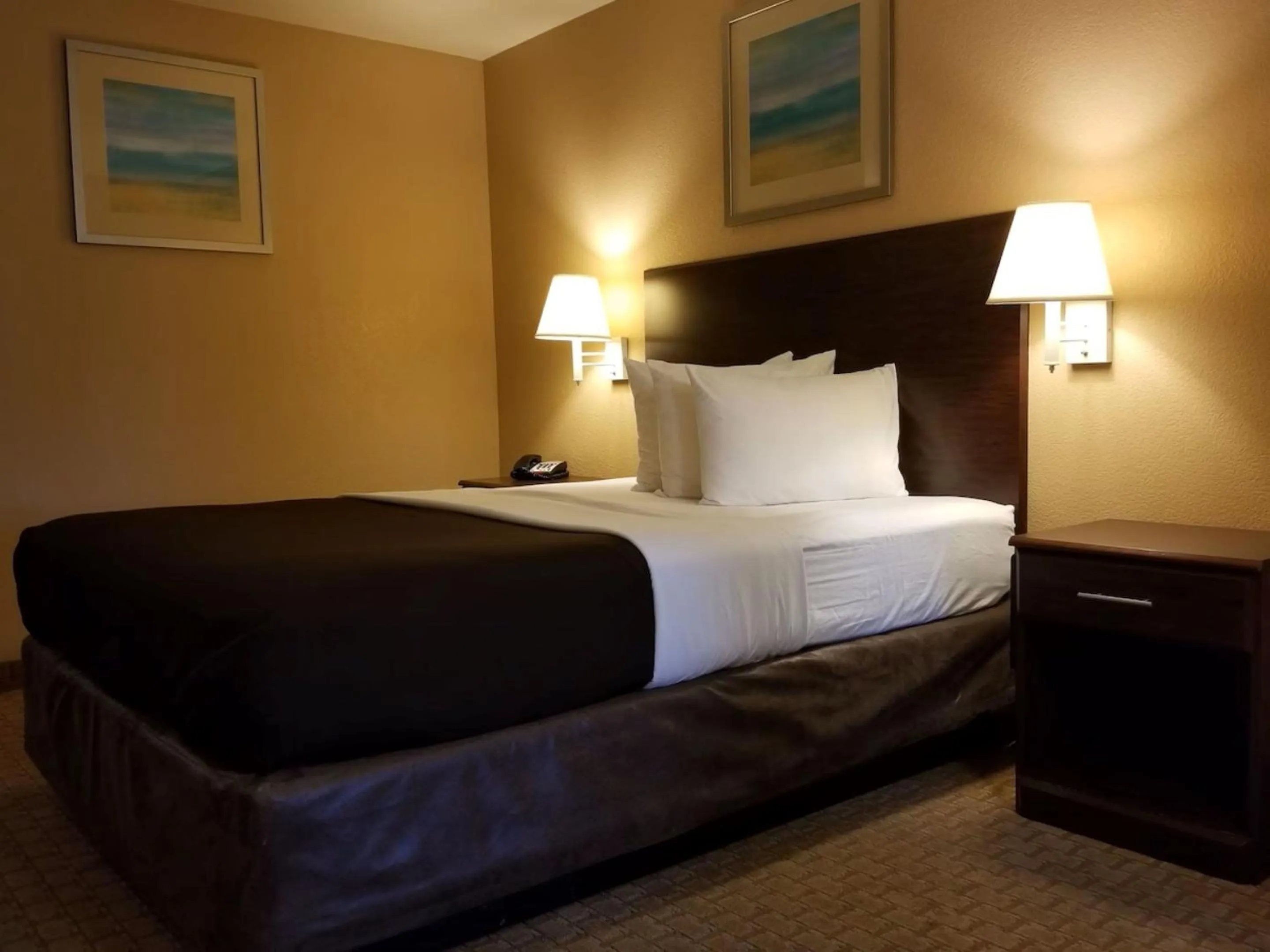 Bed in Suburban Studios Alamogordo