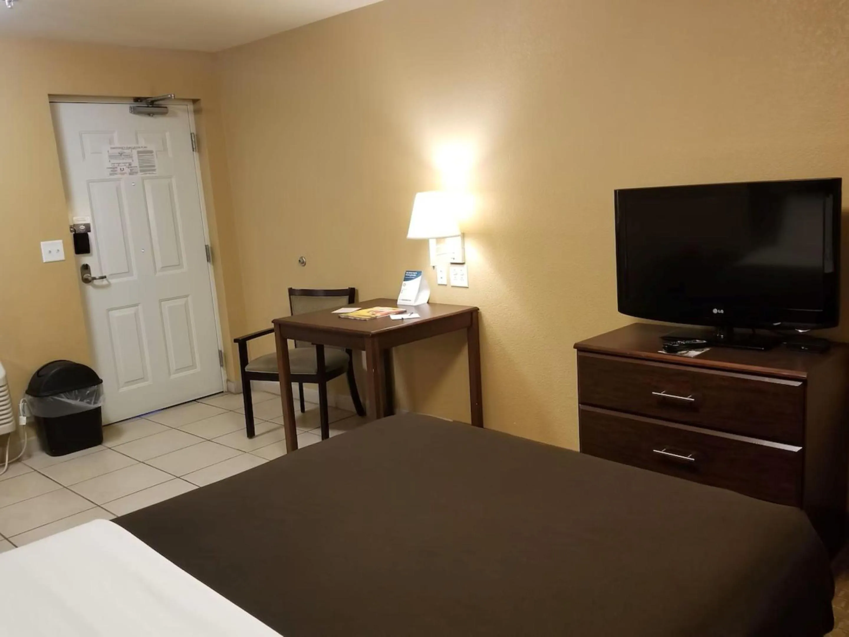 Bedroom, Bed in Suburban Studios Alamogordo