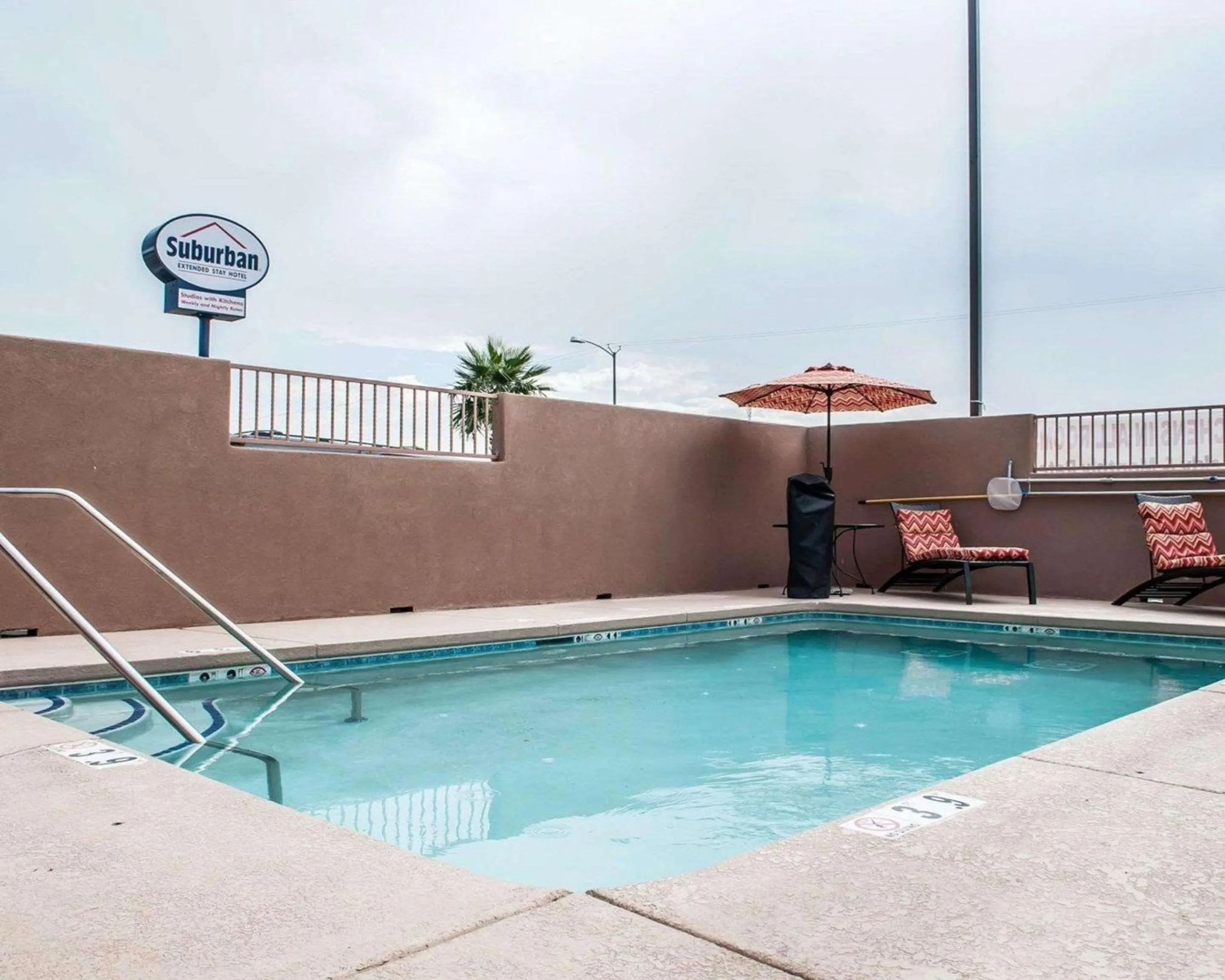 Swimming pool in Suburban Studios Alamogordo
