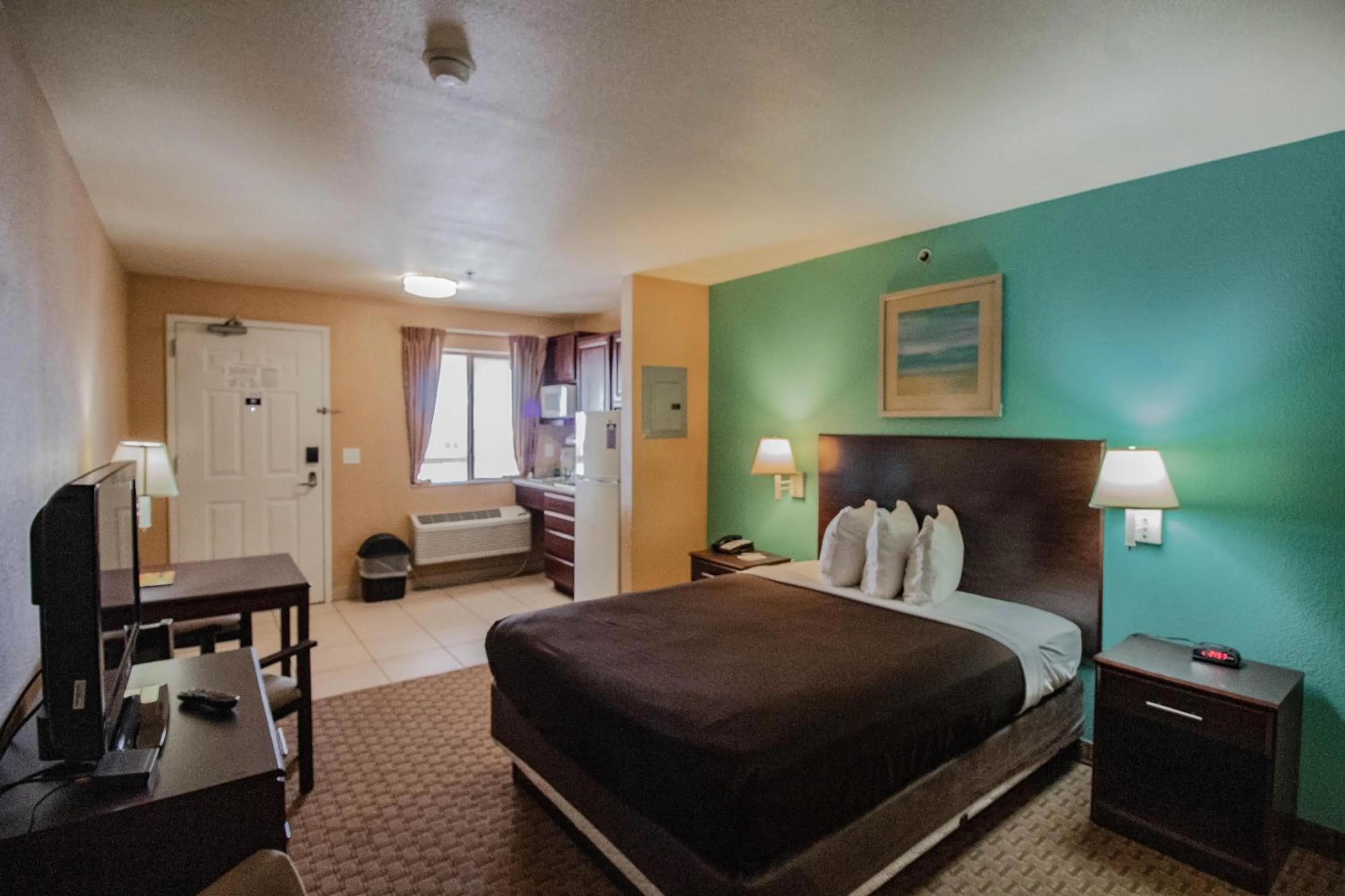 Photo of the whole room, Bed in Suburban Studios Alamogordo