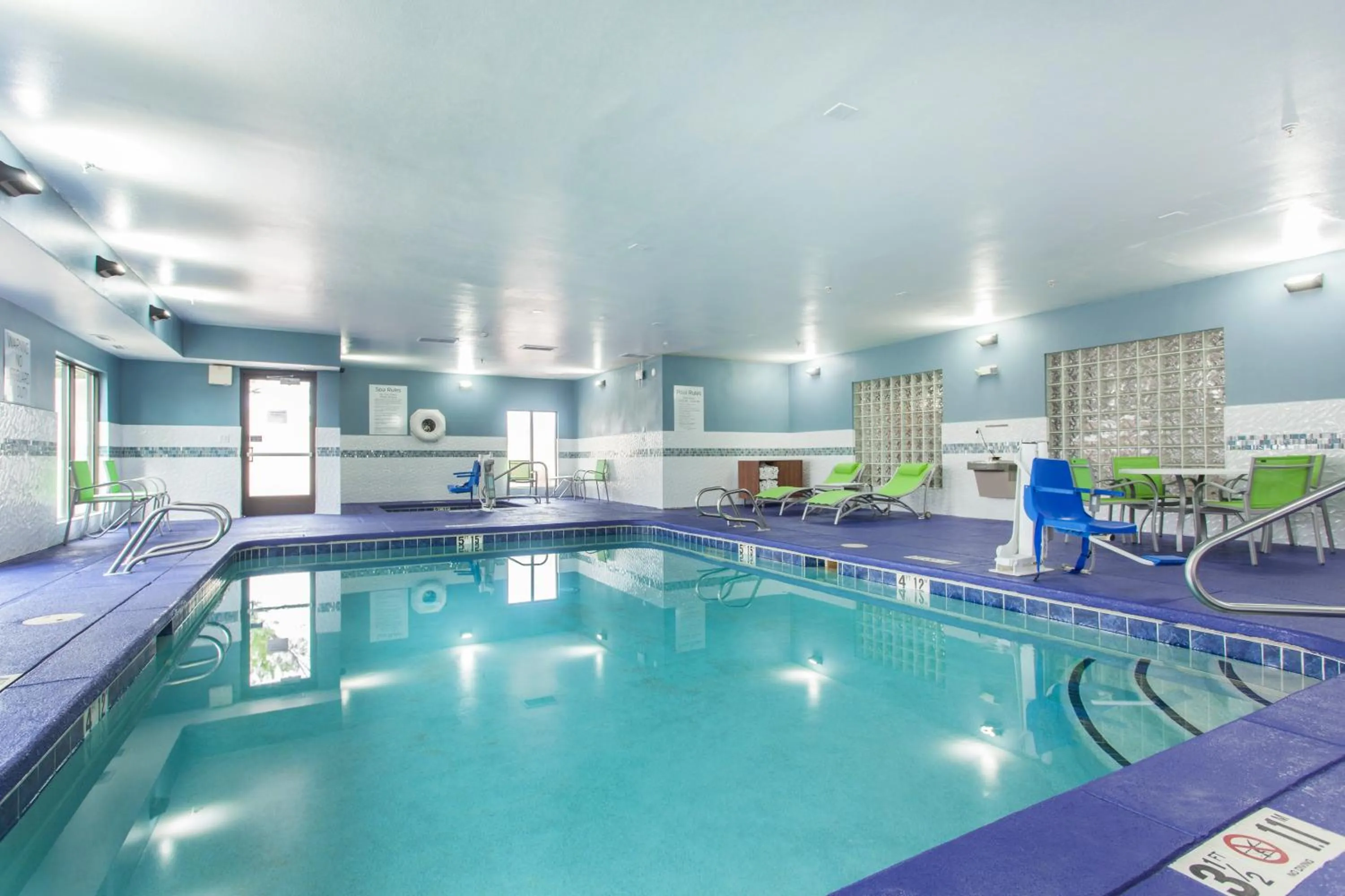 Swimming pool in Holiday Inn Express & Suites - Santa Fe by IHG
