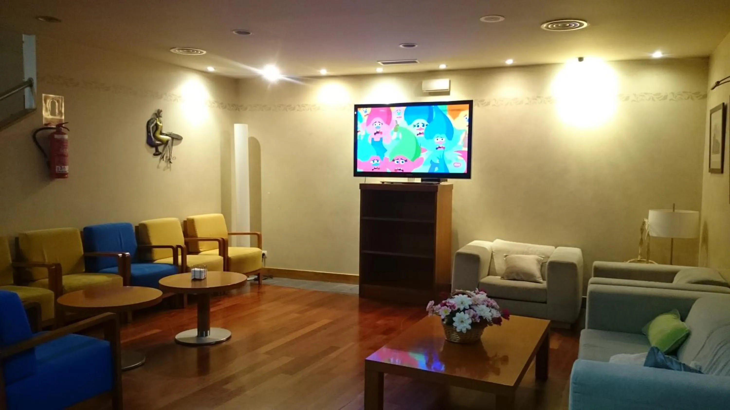 Communal lounge/ TV room in Hotel Rural Vado del Duratón