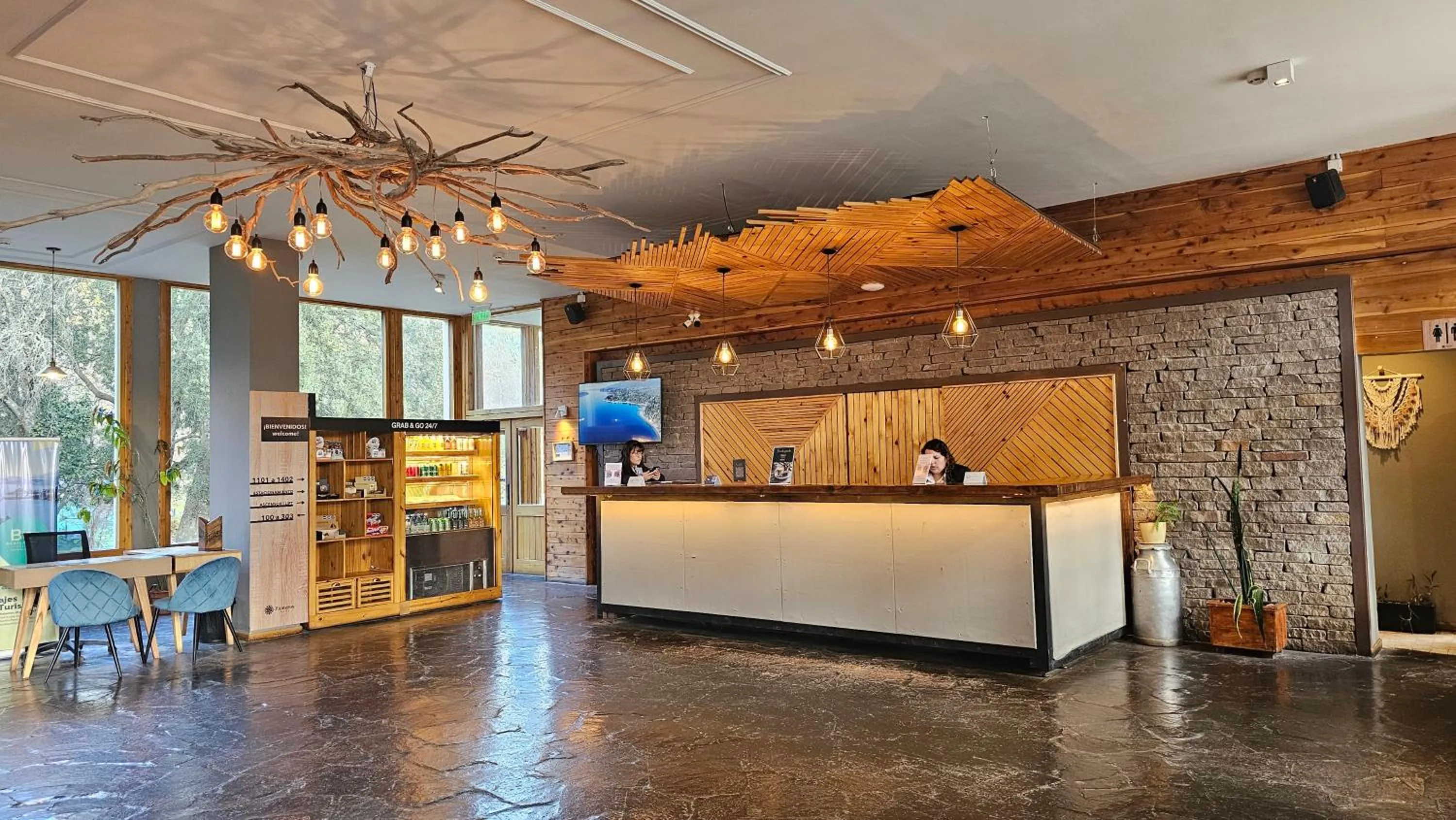 Lobby or reception in Pioneros Suites by Grupo Tierra Gaucha