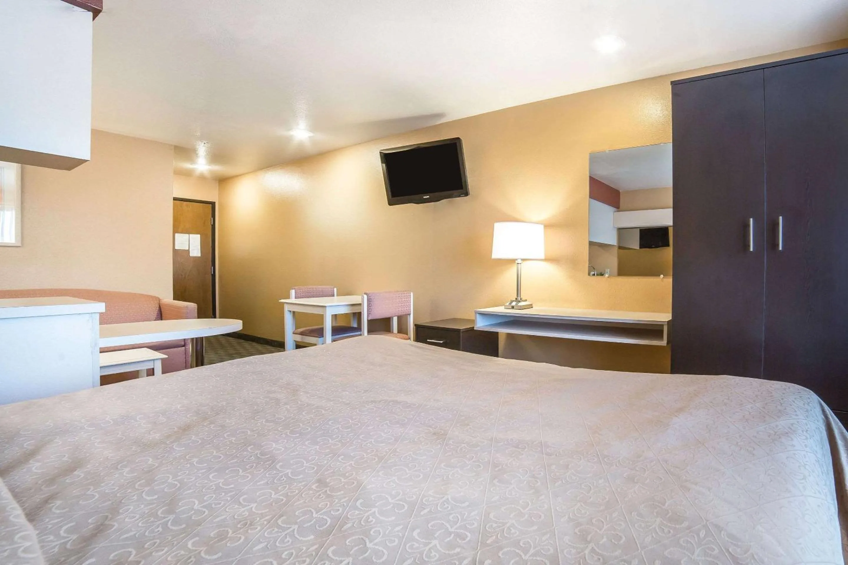 Photo of the whole room, Bed in Quality Inn & Suites Elko