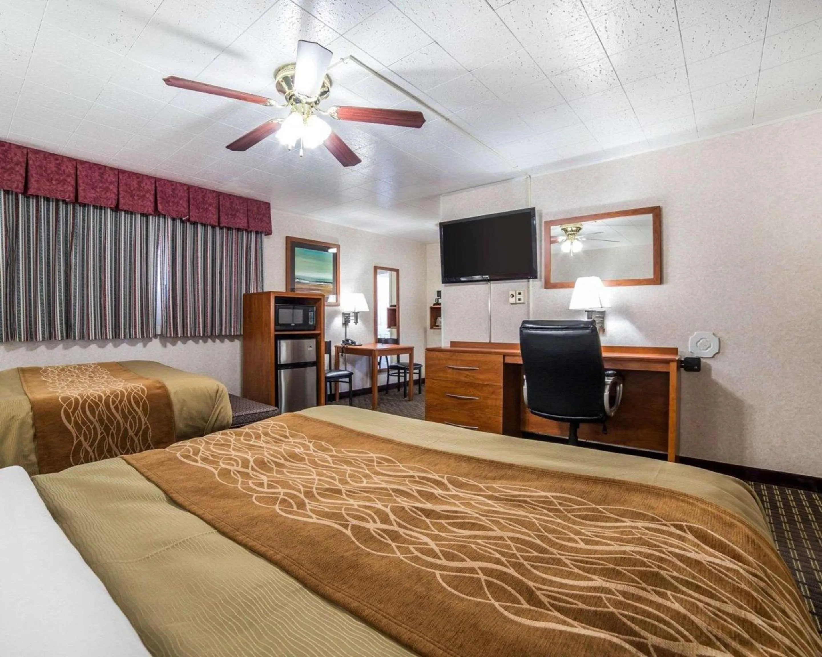 Photo of the whole room, Bed in Rodeway Inn Elko Downtown Area