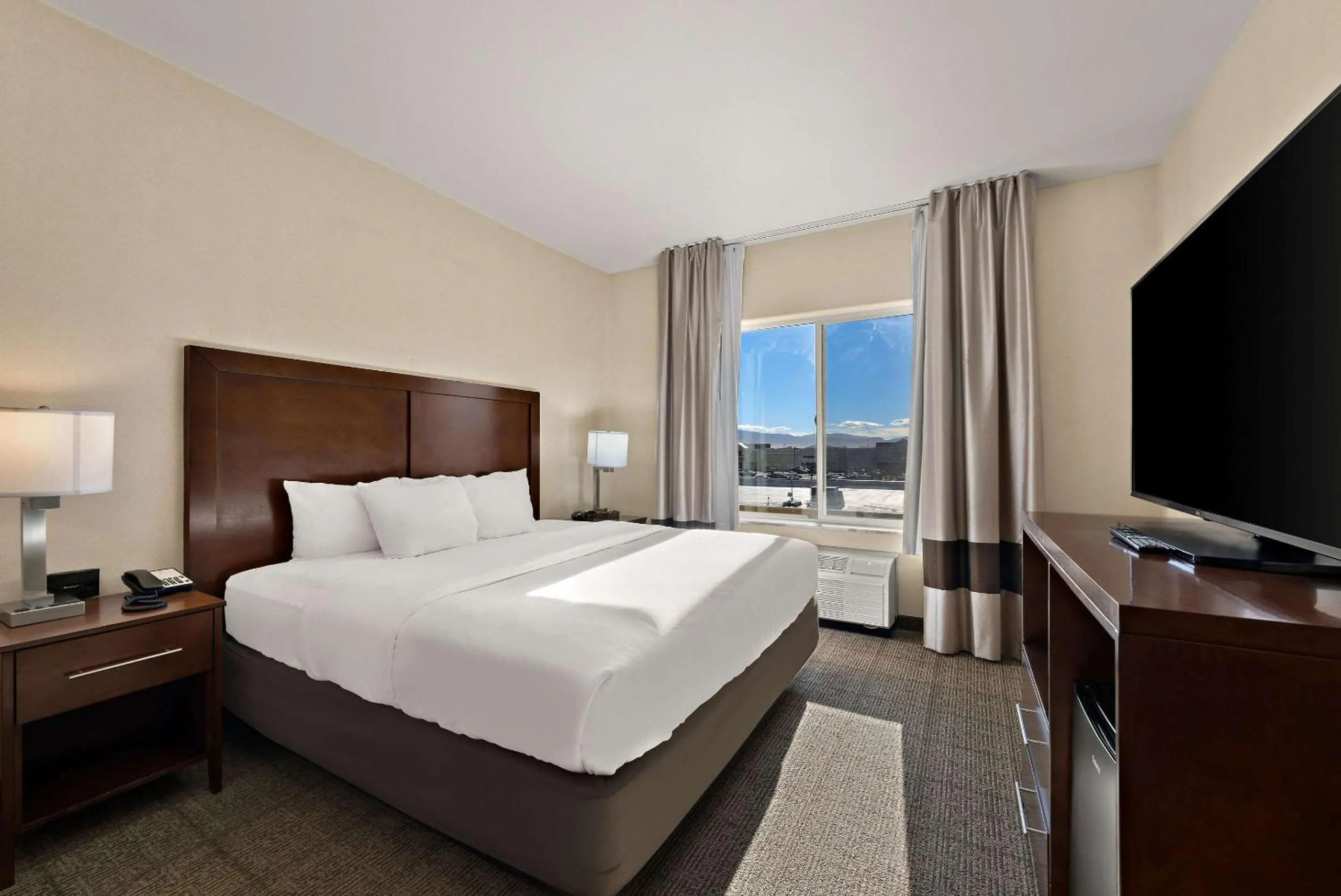 Bedroom, Bed in Comfort Inn & Suites Airport Convention Center