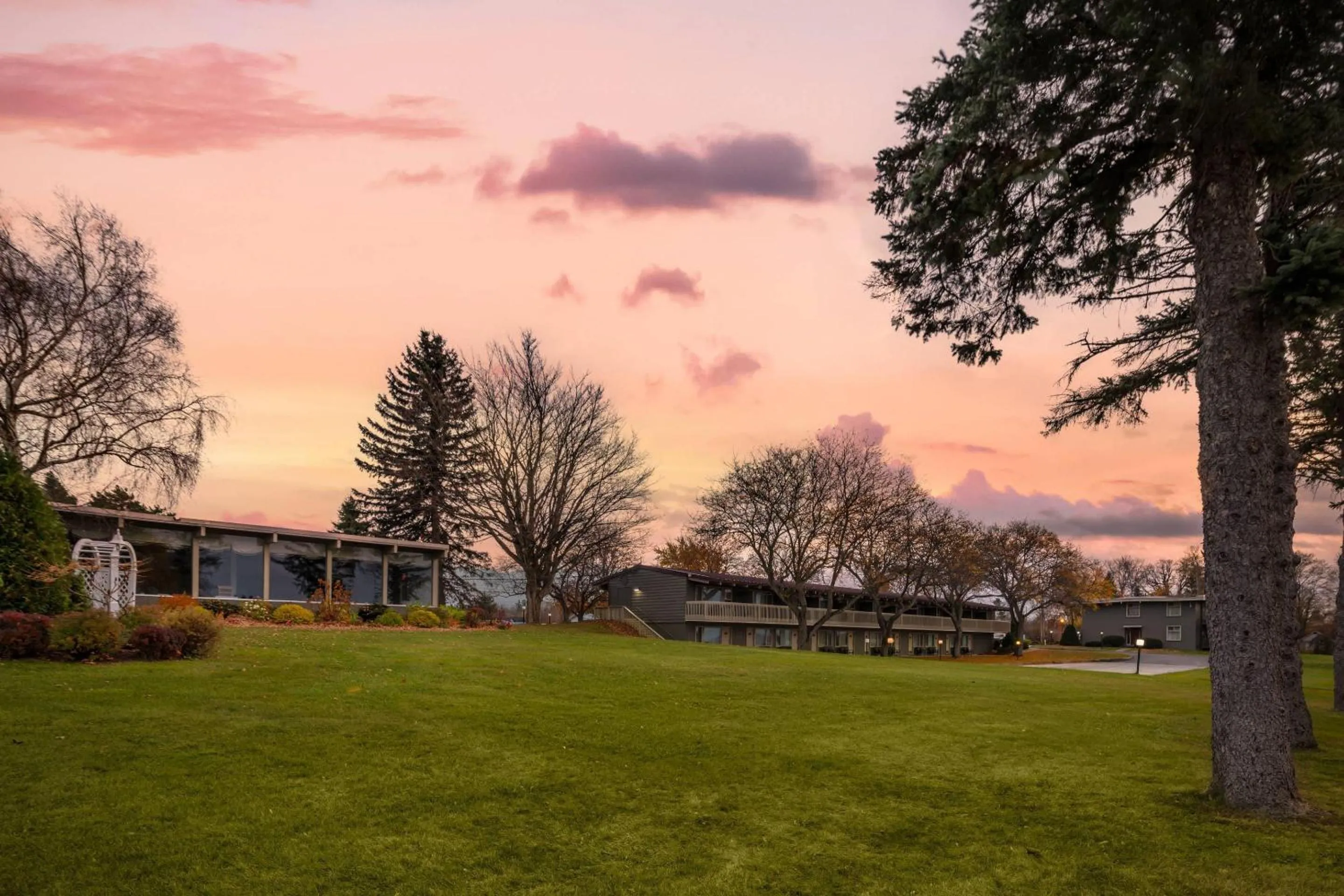 Property building in The Inn at Gran View Ogdensburg, an Ascend Collection Hotel