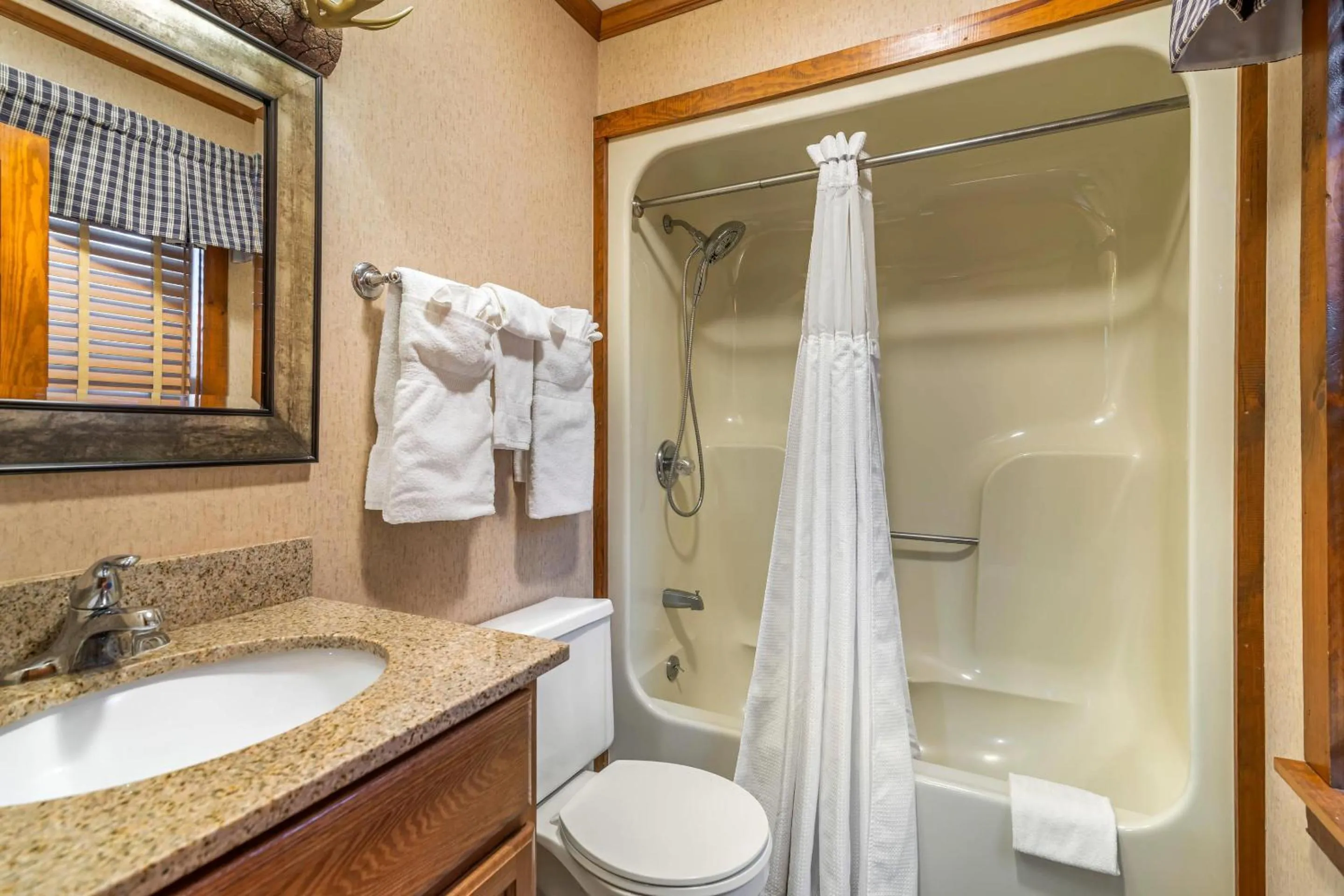 Bedroom in The Inn at Gran View Ogdensburg, an Ascend Collection Hotel