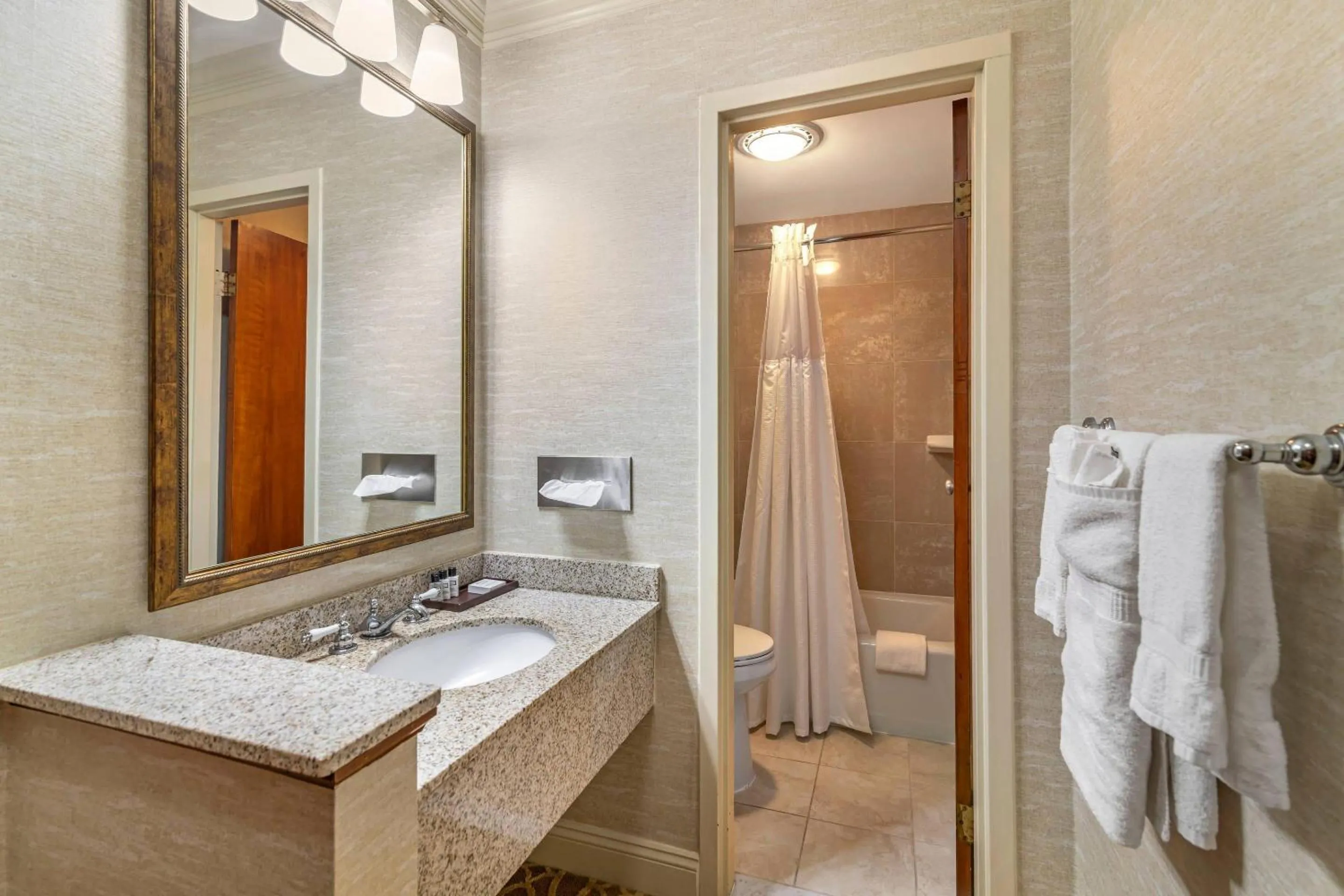 Bedroom in The Inn at Gran View Ogdensburg, an Ascend Collection Hotel